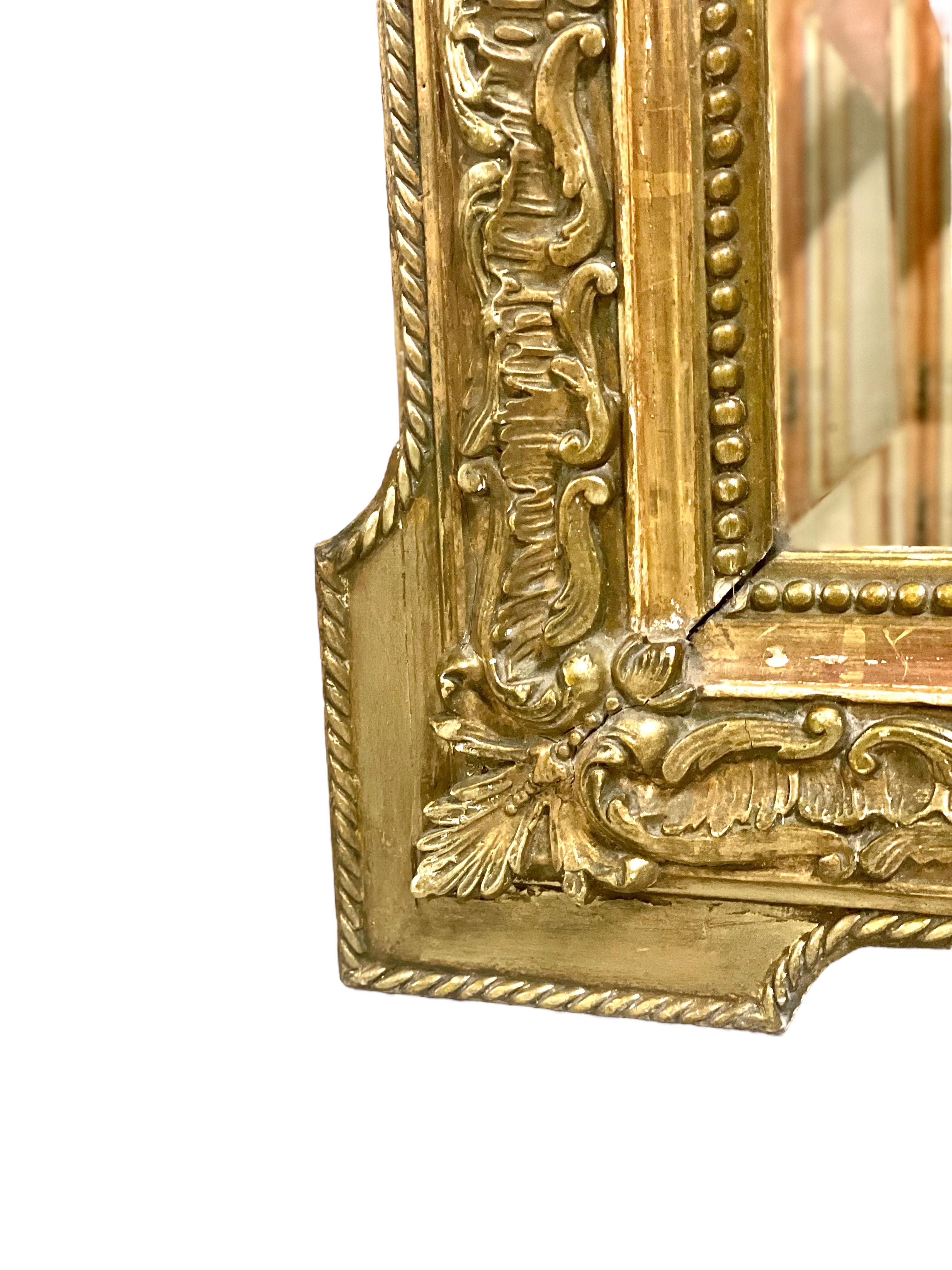 XIXe siècle Miroir de cheminée en bois et stuc doré de style Louis XVI en vente