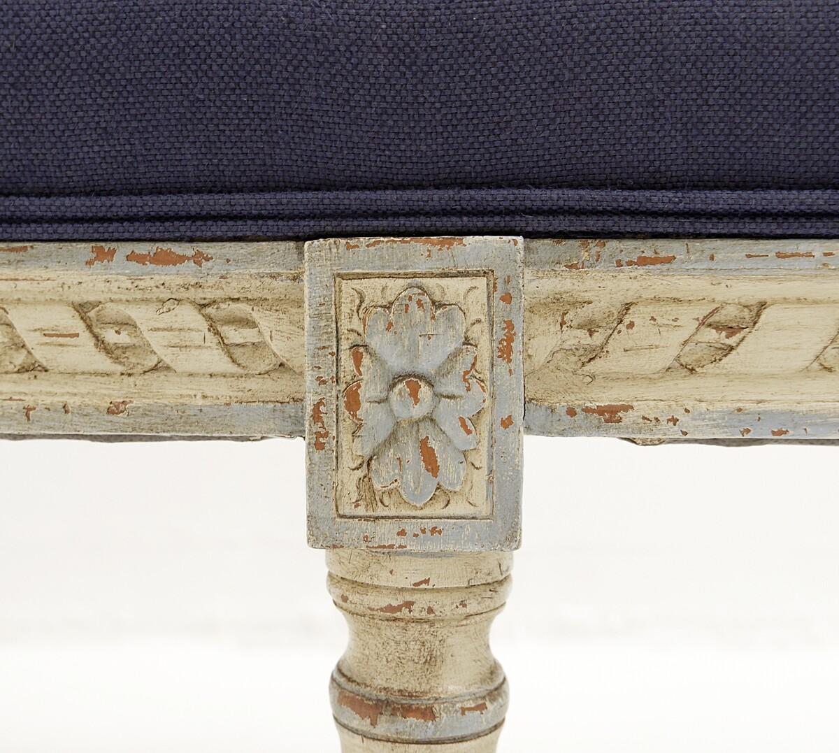 Louis XVI Style Wooden Bench with Carved Rosettes, Belgium In Good Condition In Brussels, BE