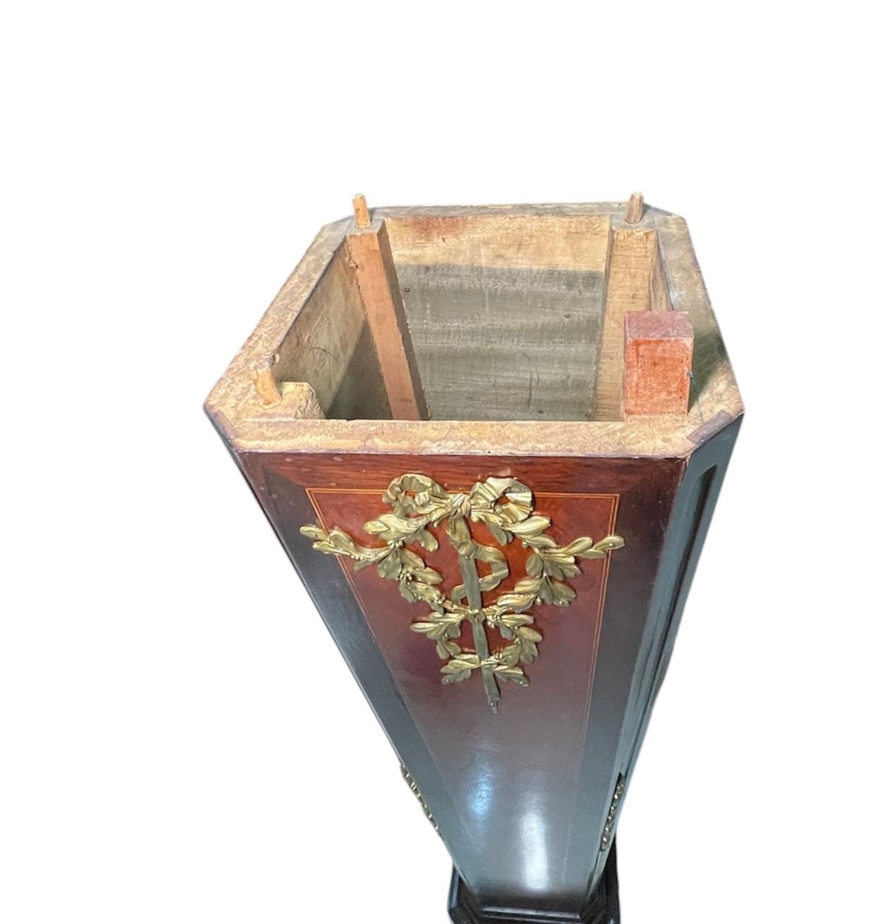 Piedistallo alto in legno in bronzo in stile Luigi XVI in vendita 9