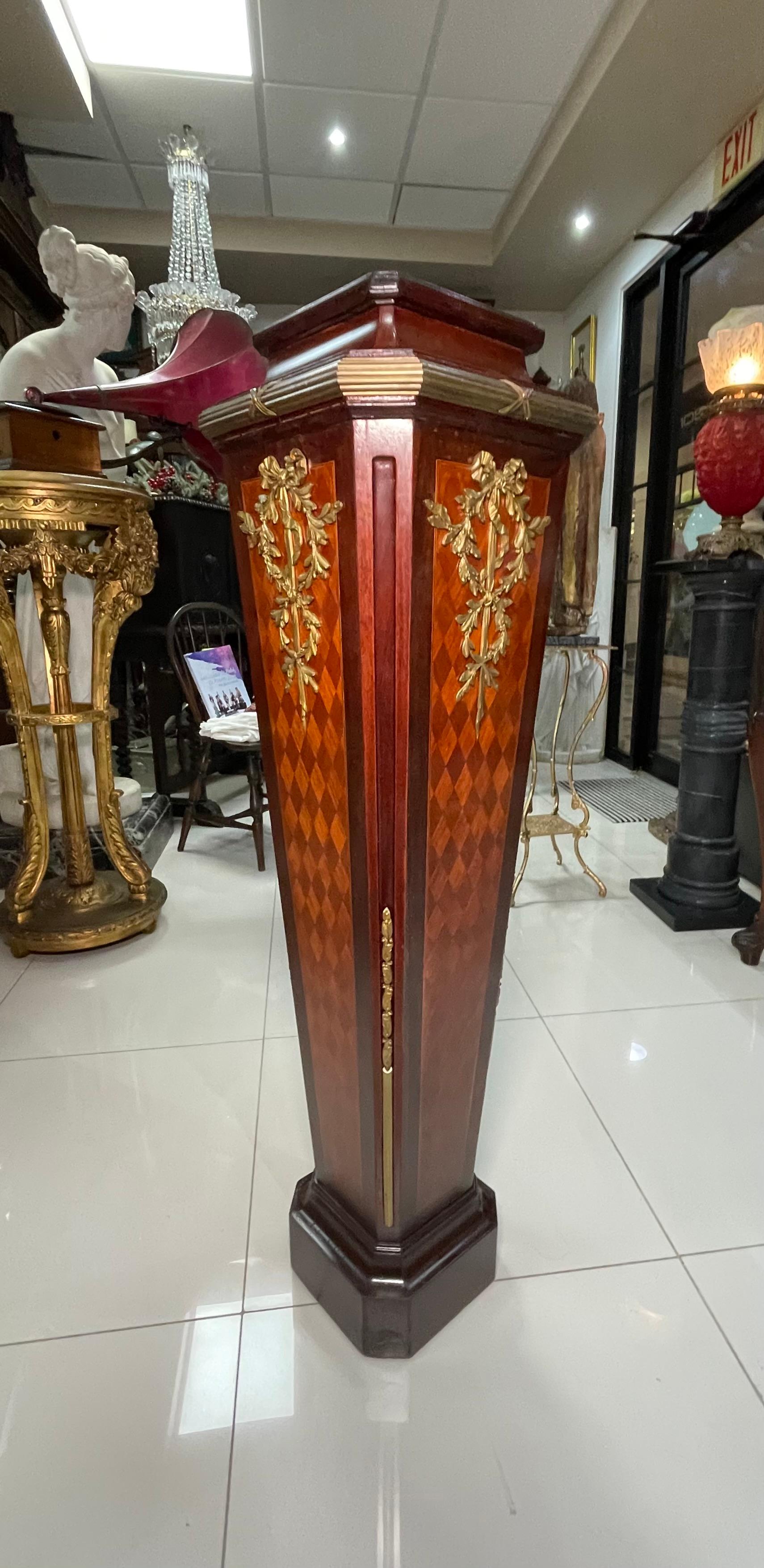 Sconosciuto Piedistallo alto in legno in bronzo in stile Luigi XVI in vendita
