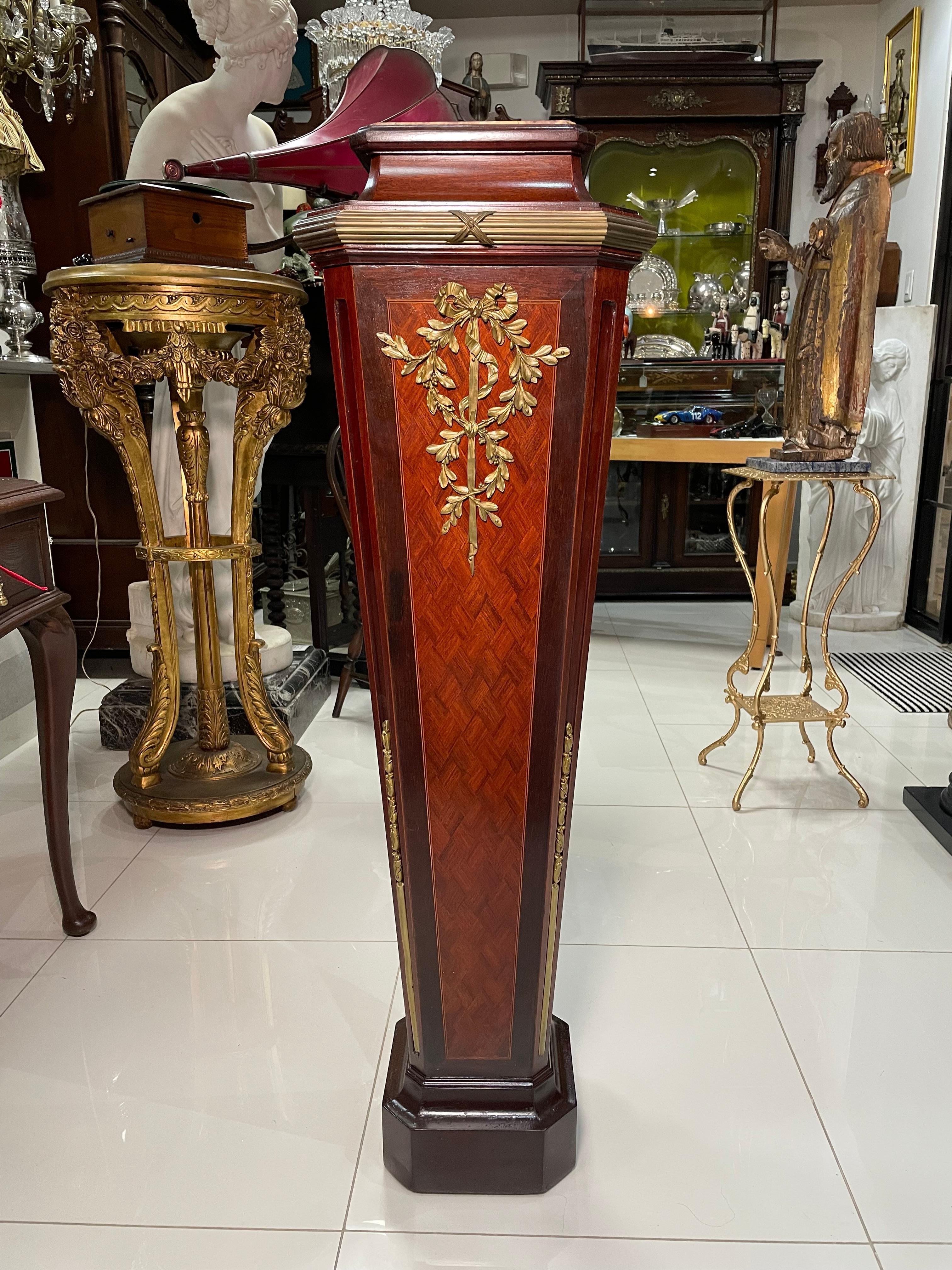 Piedistallo alto in legno in bronzo in stile Luigi XVI in vendita 1