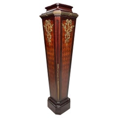Grand piédestal de style Louis XVI en bois et bronze