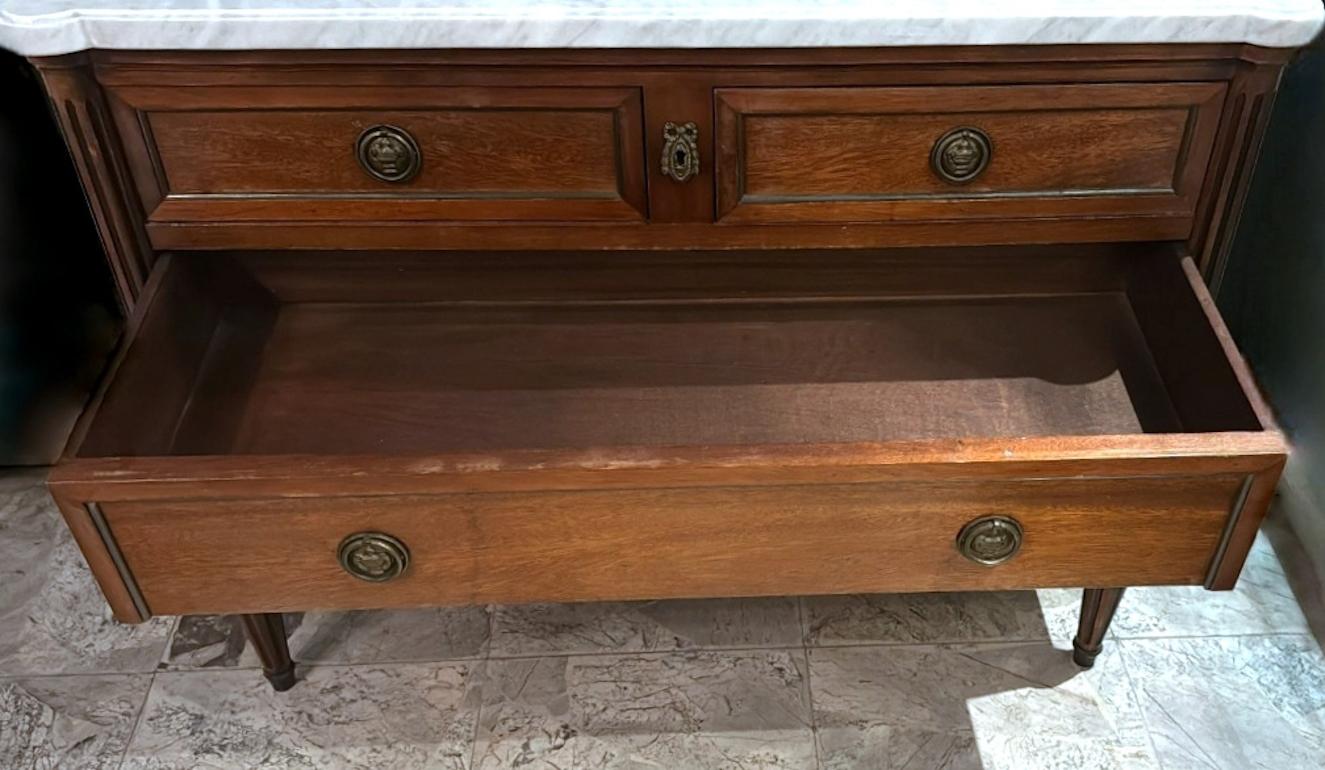 Cassettiera in legno in stile Luigi XVI con quattro cassetti e piano in marmo sagomato in vendita 3