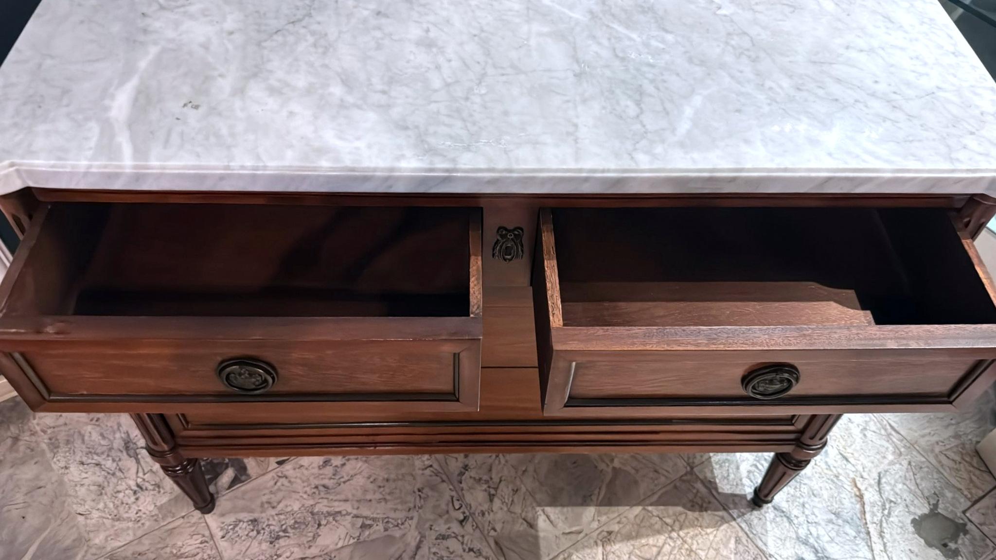 Cassettiera in legno in stile Luigi XVI con quattro cassetti e piano in marmo sagomato in vendita 4