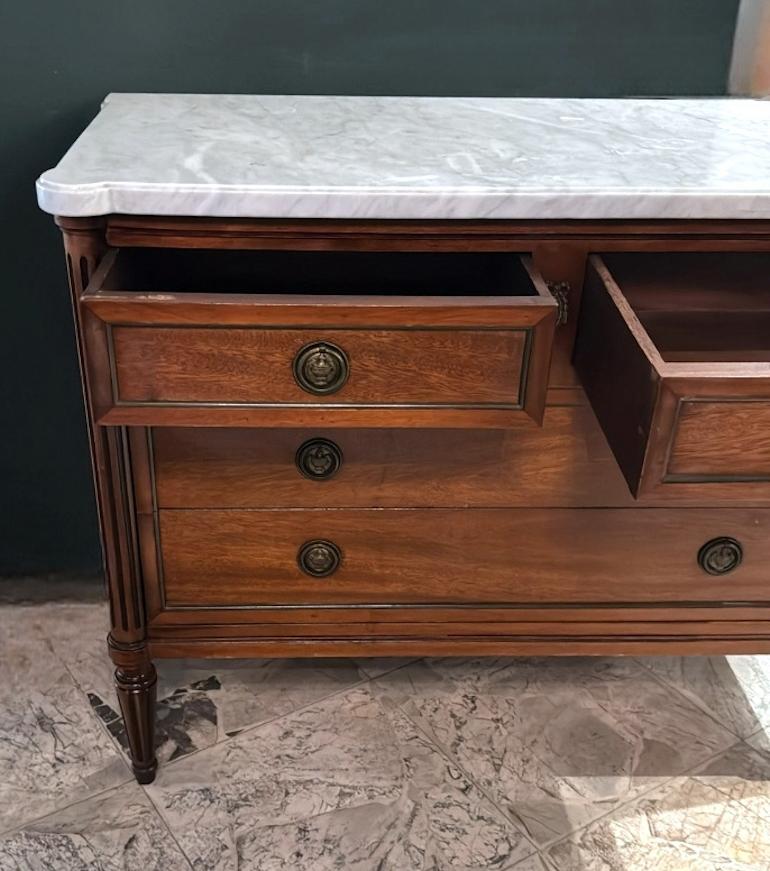 Cassettiera in legno in stile Luigi XVI con quattro cassetti e piano in marmo sagomato in vendita 5