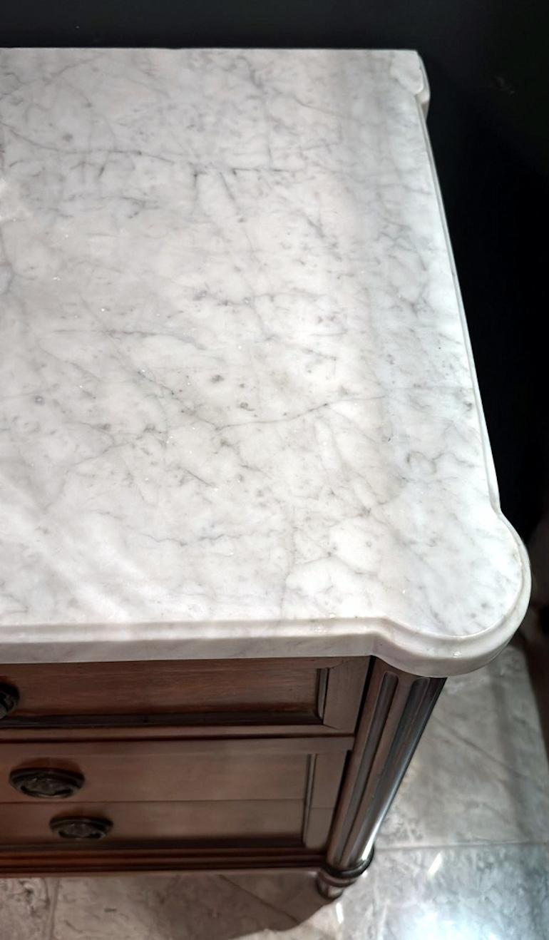 Cassettiera in legno in stile Luigi XVI con quattro cassetti e piano in marmo sagomato in vendita 6