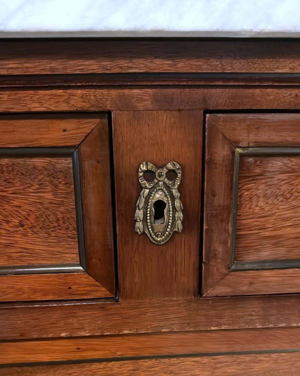 Cassettiera in legno in stile Luigi XVI con quattro cassetti e piano in marmo sagomato in vendita 8