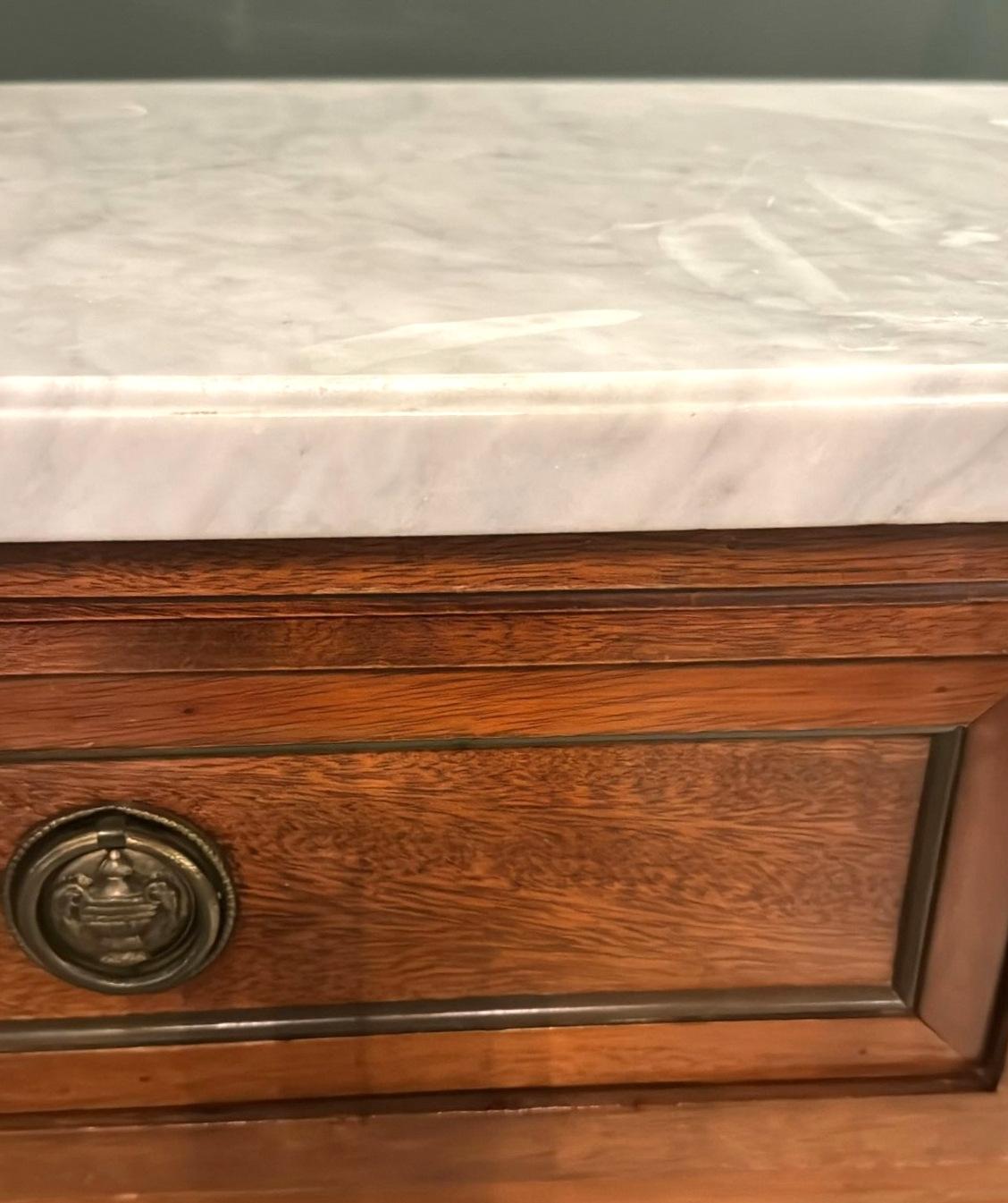 Cassettiera in legno in stile Luigi XVI con quattro cassetti e piano in marmo sagomato in vendita 9