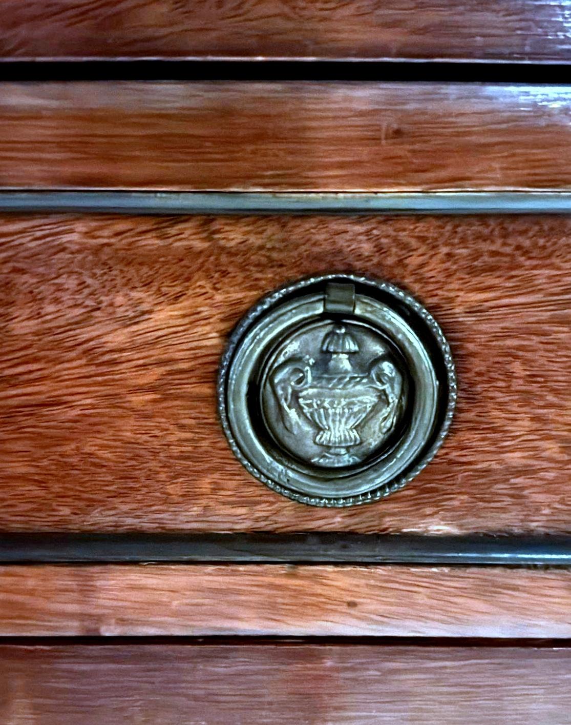 Cassettiera in legno in stile Luigi XVI con quattro cassetti e piano in marmo sagomato in vendita 10