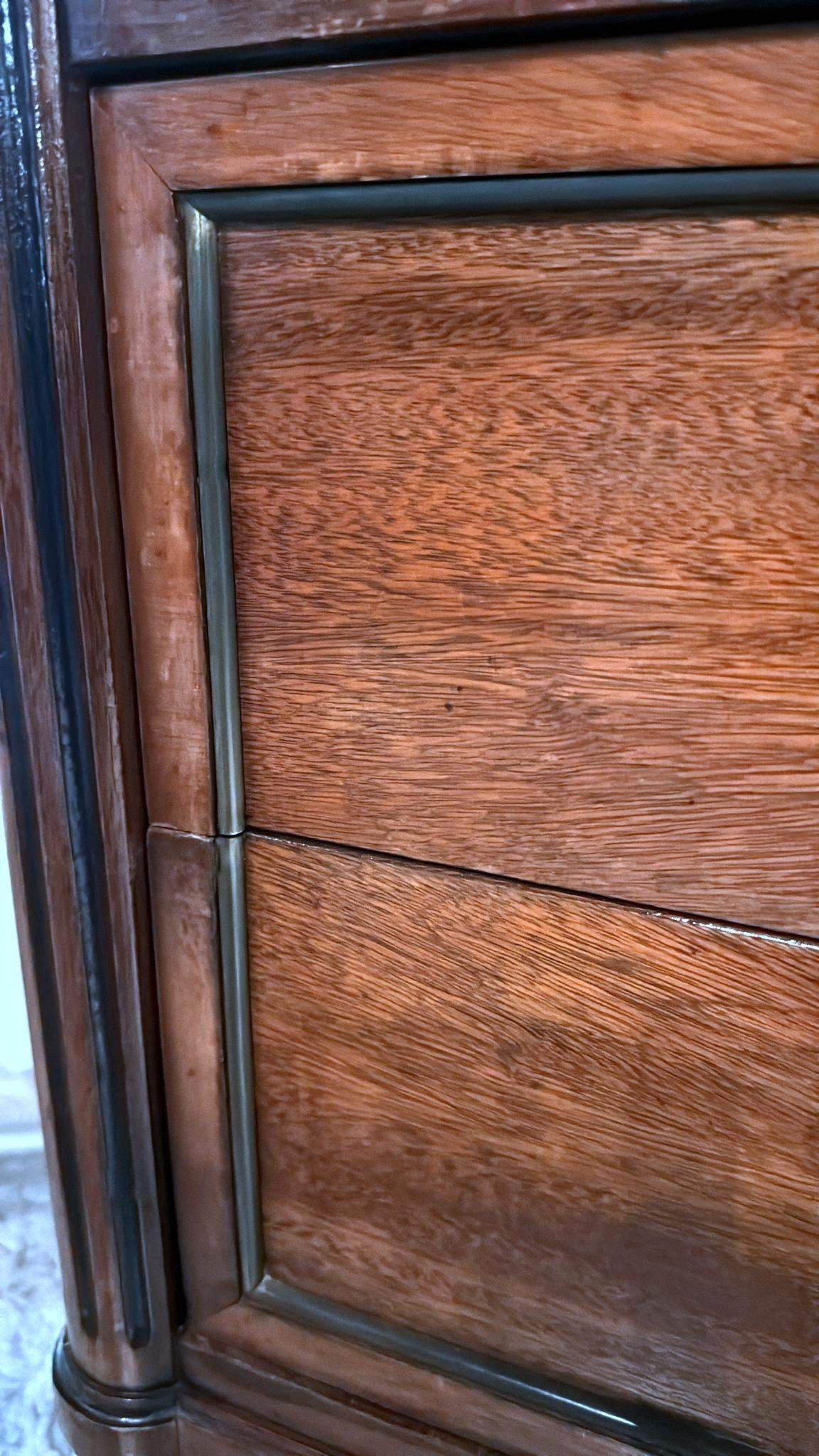 Cassettiera in legno in stile Luigi XVI con quattro cassetti e piano in marmo sagomato in vendita 11