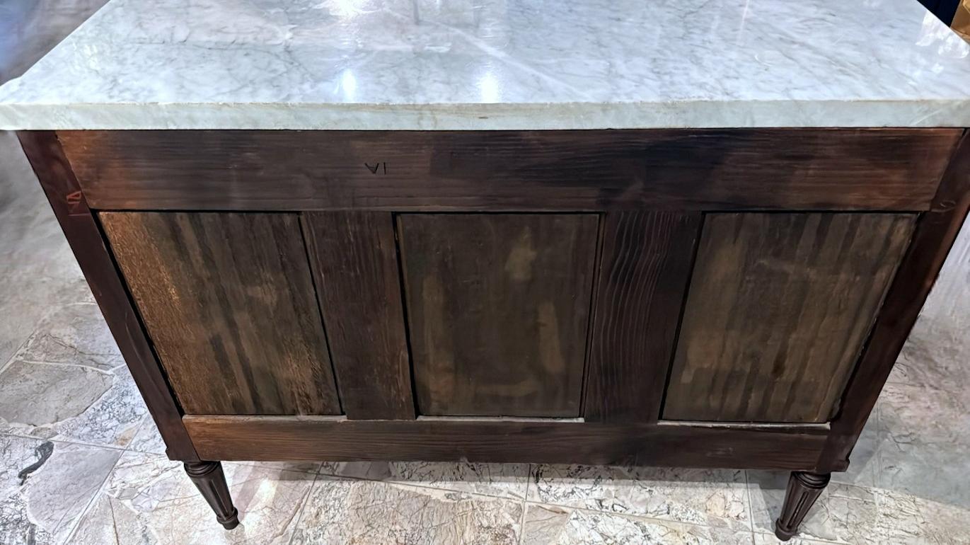 Cassettiera in legno in stile Luigi XVI con quattro cassetti e piano in marmo sagomato in vendita 12