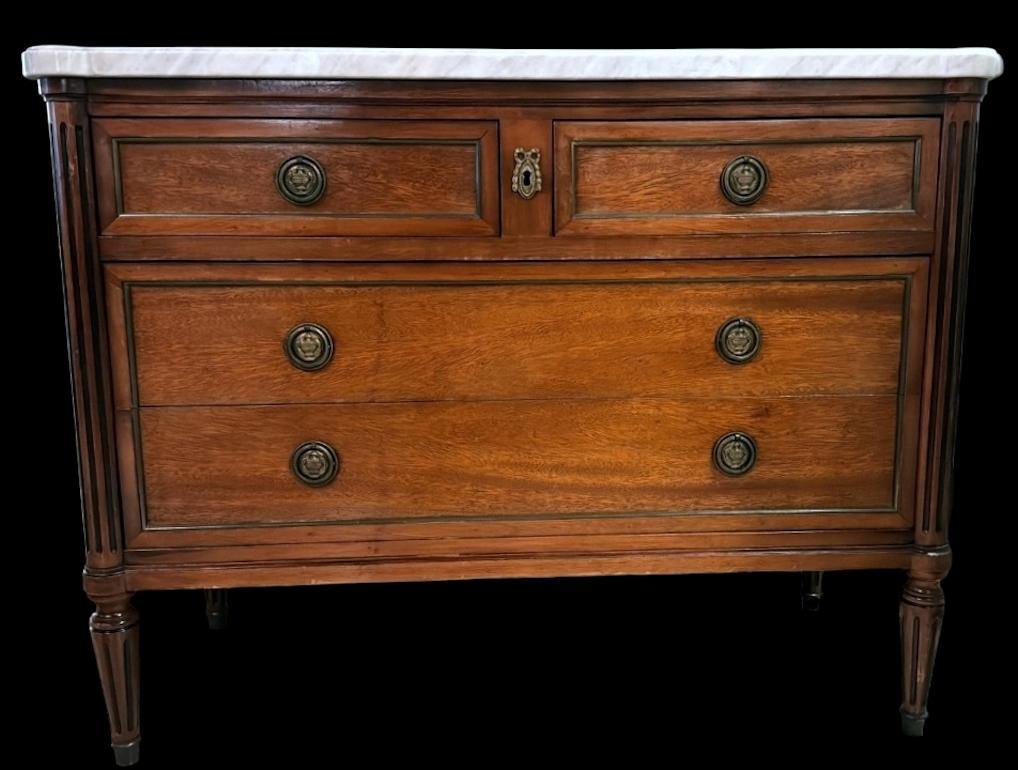 Francese Cassettiera in legno in stile Luigi XVI con quattro cassetti e piano in marmo sagomato in vendita
