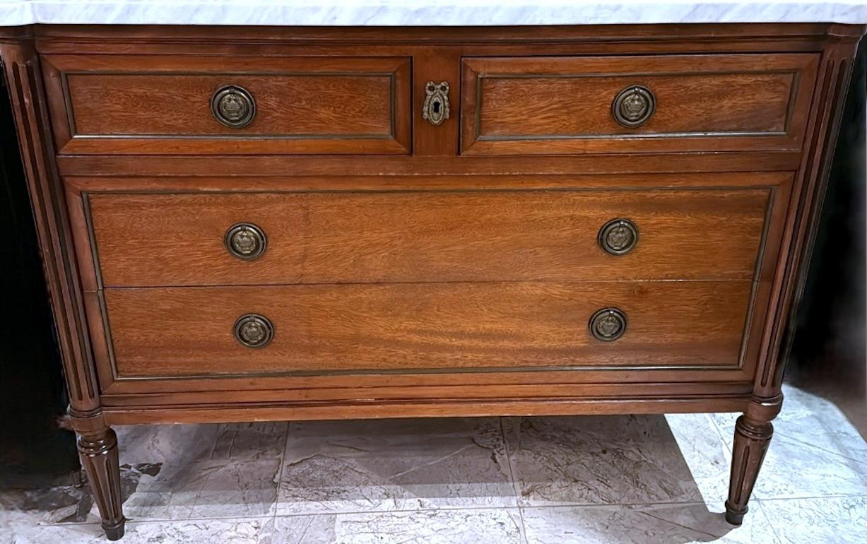 Cassettiera in legno in stile Luigi XVI con quattro cassetti e piano in marmo sagomato In condizioni buone in vendita a Prato, Tuscany