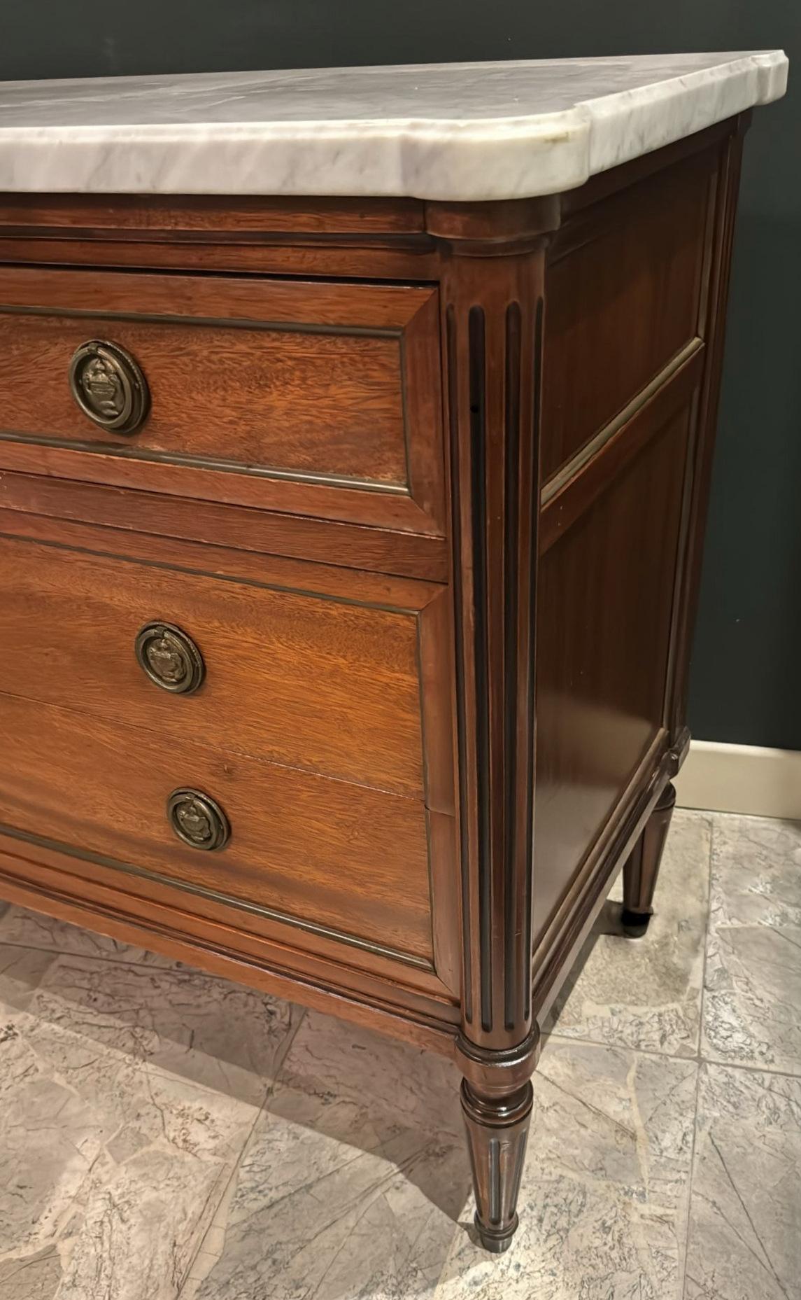 XX secolo Cassettiera in legno in stile Luigi XVI con quattro cassetti e piano in marmo sagomato in vendita