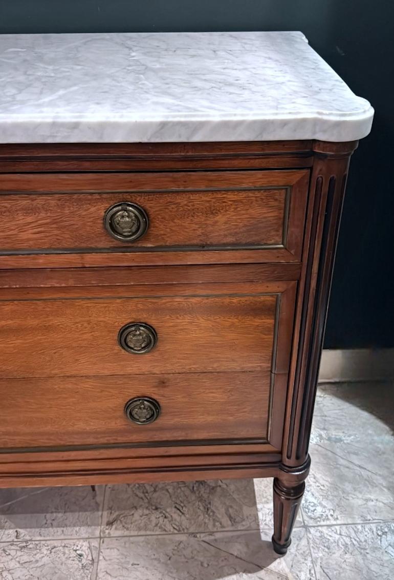 Bronzo Cassettiera in legno in stile Luigi XVI con quattro cassetti e piano in marmo sagomato in vendita