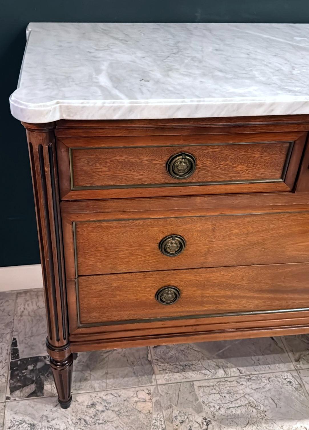 Cassettiera in legno in stile Luigi XVI con quattro cassetti e piano in marmo sagomato in vendita 1