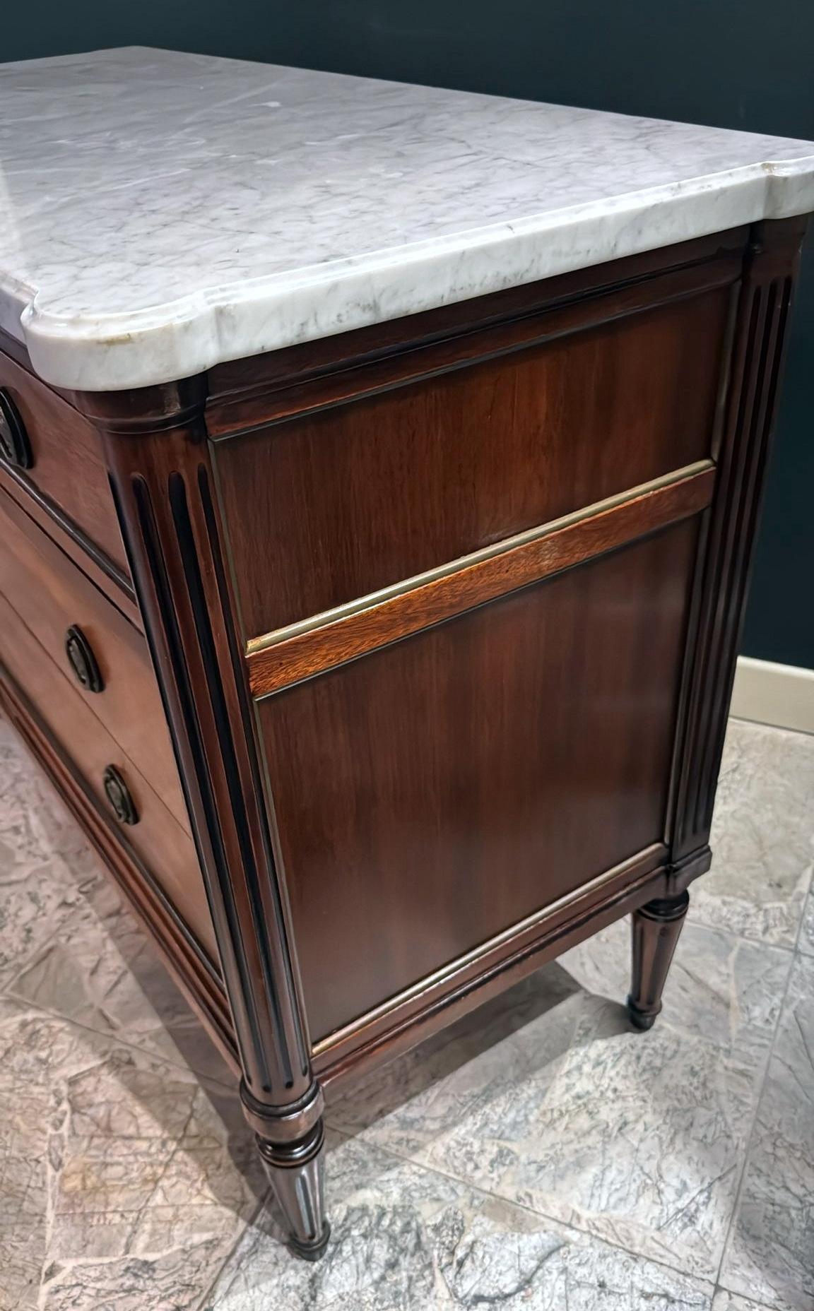 Cassettiera in legno in stile Luigi XVI con quattro cassetti e piano in marmo sagomato in vendita 2