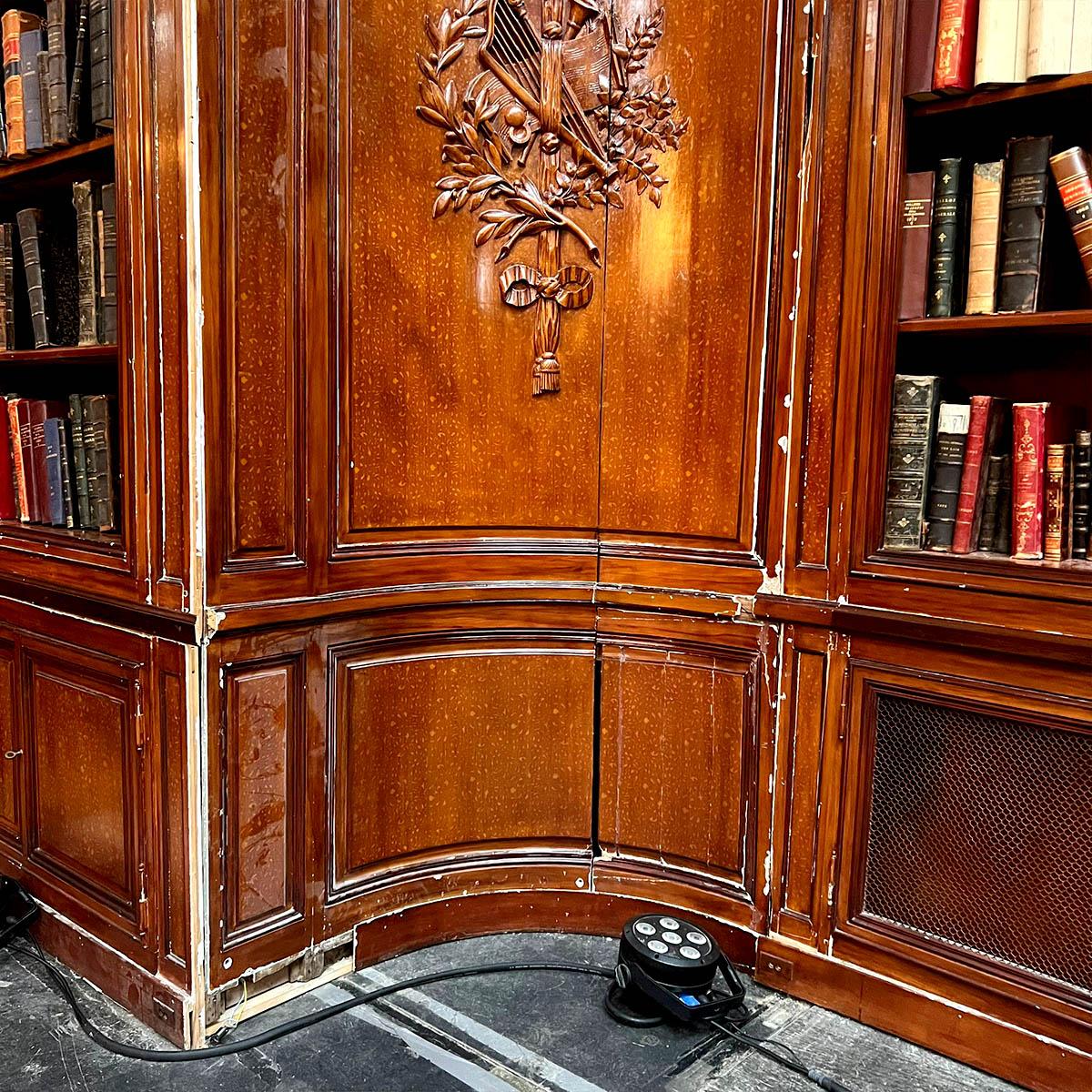 Monumentale Boiserie im Louis-XVI-Stil - 16 laufende Meter

Ein seltenes und außergewöhnliches Ensemble von Holzvertäfelungen im Louis-XVI-Stil, das sich über eine beeindruckende Länge von 16 Metern und eine Höhe von 3,55 Metern erstreckt. Diese