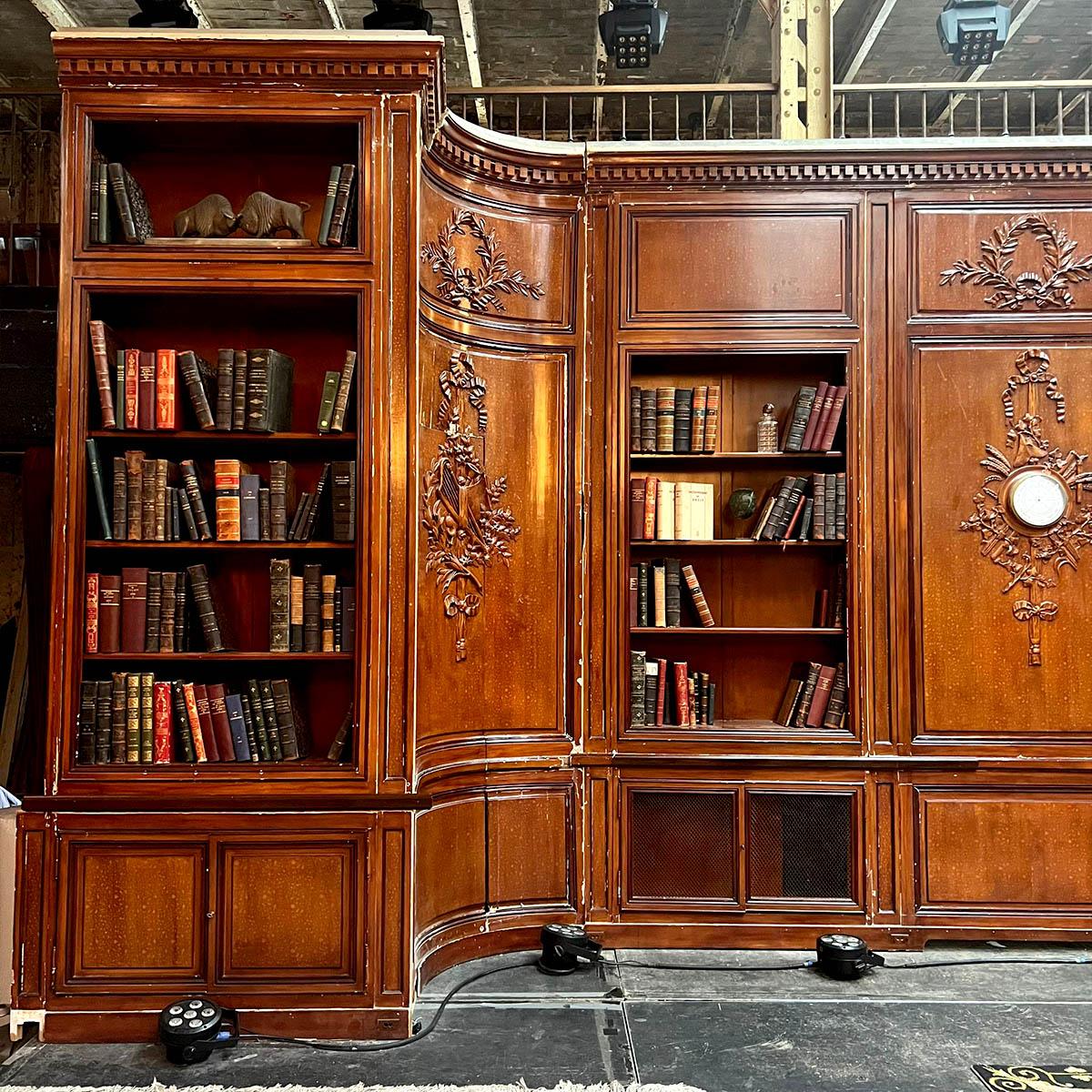 16 m lineare Holzarbeit im Louis-XVI.-Stil (Louis XVI.) im Angebot