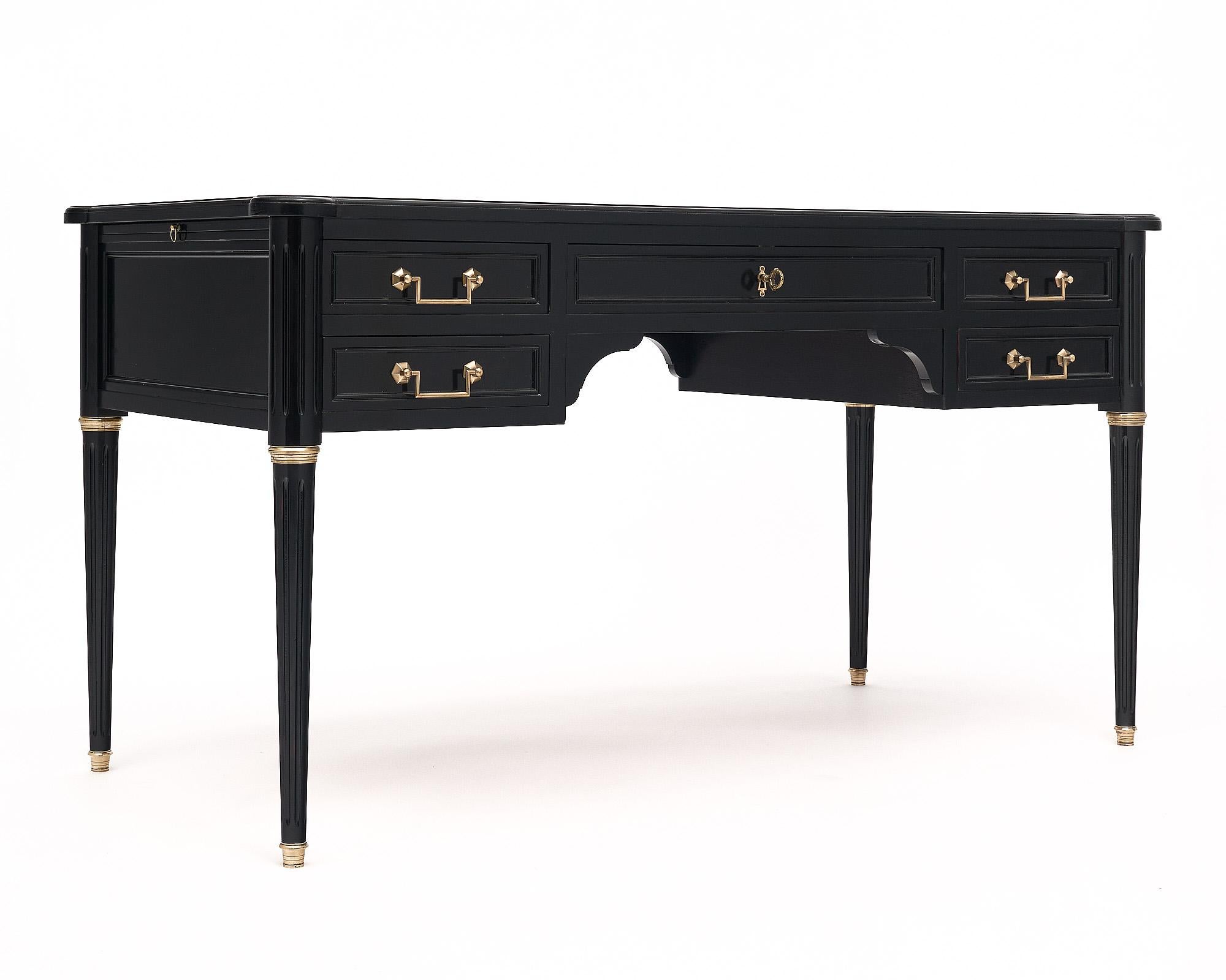 Schreibtisch aus Frankreich im Stil Louis XVI. Dieses Stück wurde ebonisiert und mit einer glänzenden französischen Politur versehen. Es gibt fünf schwalbenschwanzförmige Schubladen, alle mit originalen Messingbeschlägen. Die mittlere Schublade hat