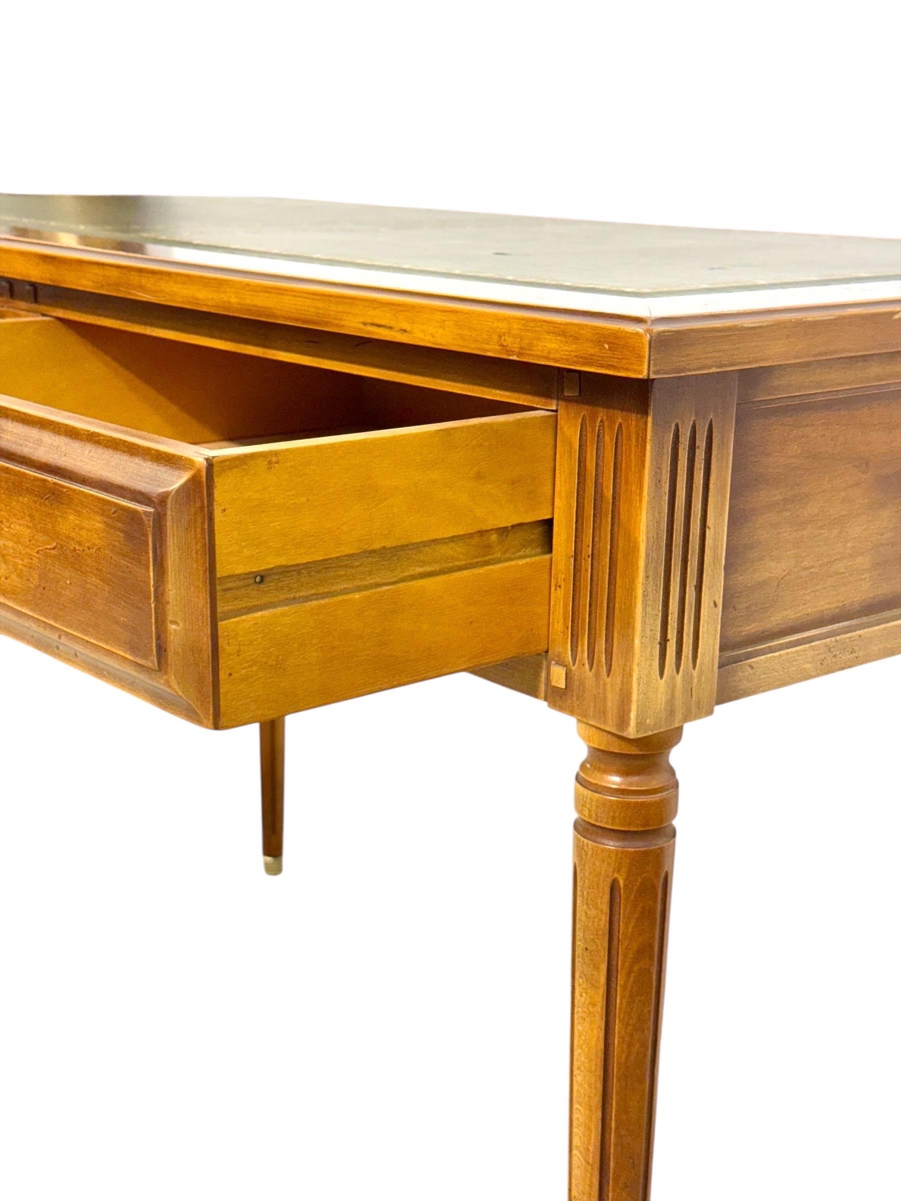 Scrivania in stile Luigi XVI con piano in pelle verde, circa anni '50 in vendita 3