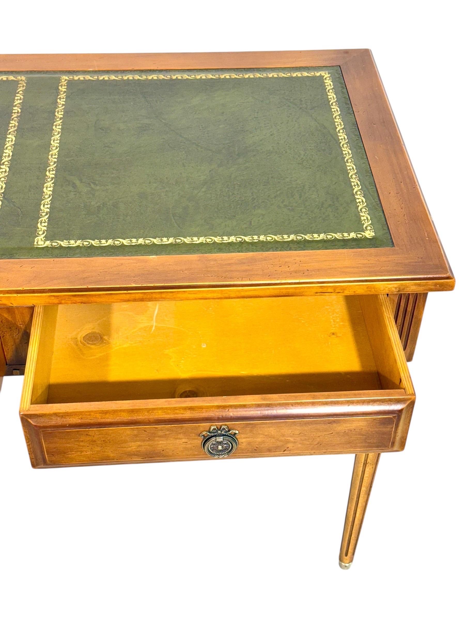 Scrivania in stile Luigi XVI con piano in pelle verde, circa anni '50 in vendita 4
