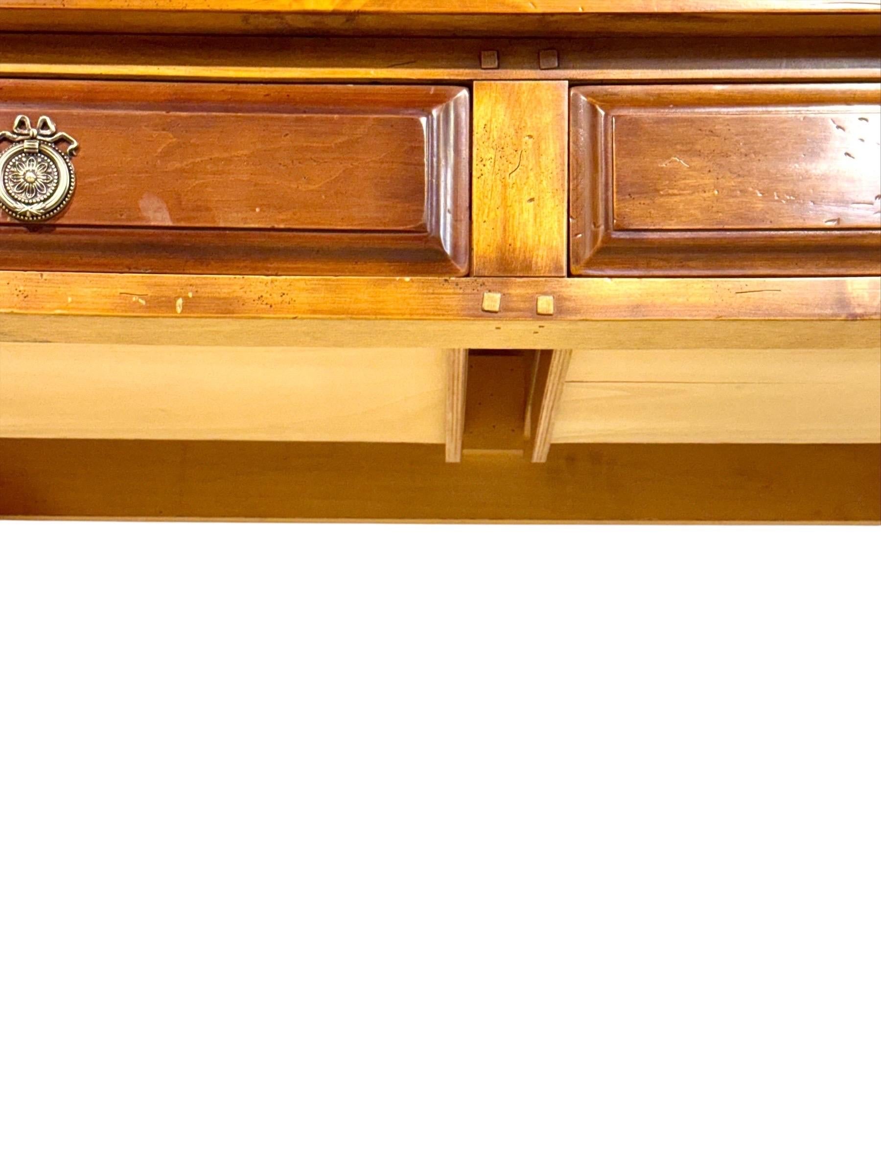 Scrivania in stile Luigi XVI con piano in pelle verde, circa anni '50 in vendita 10