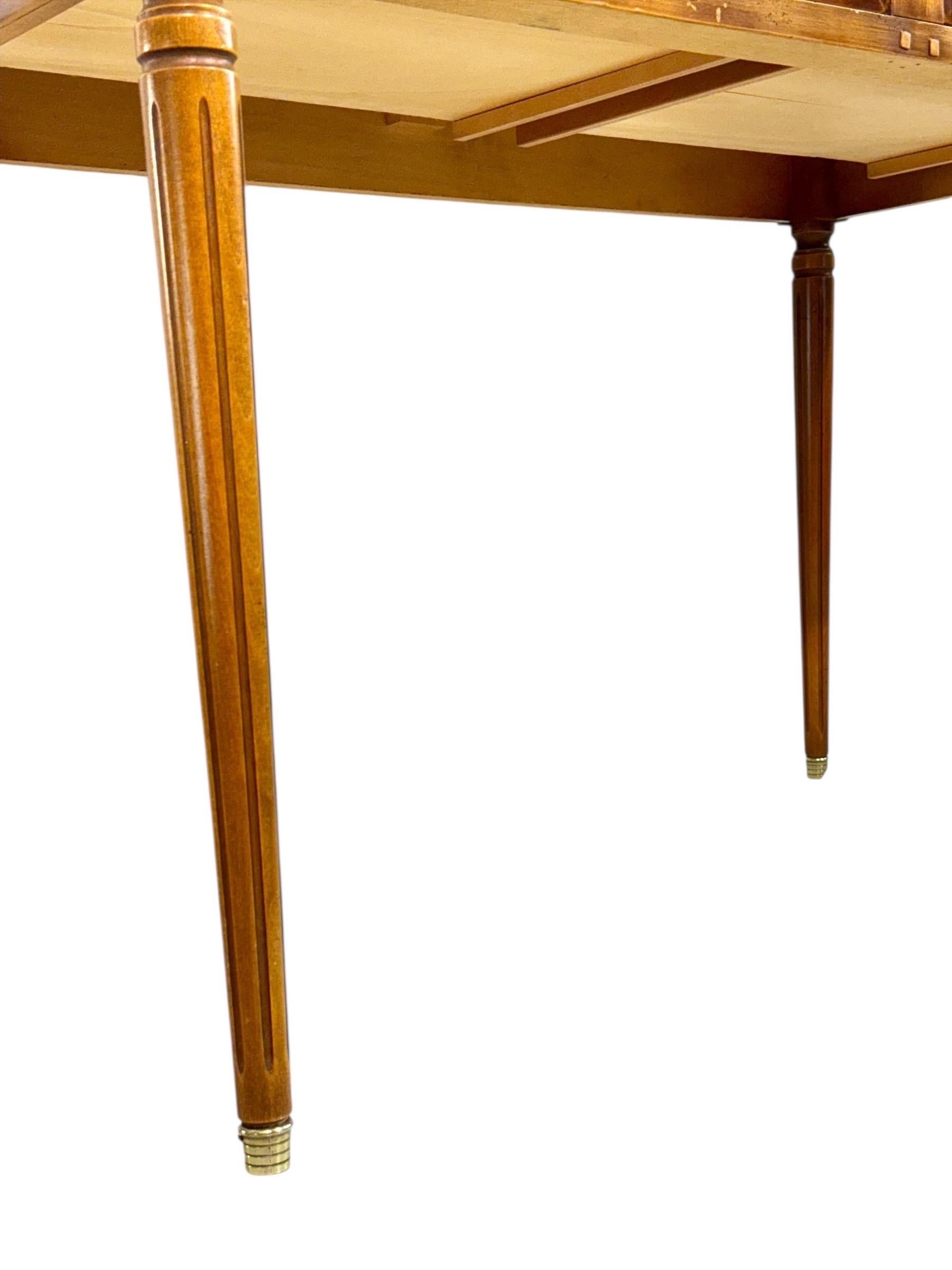 Francese Scrivania in stile Luigi XVI con piano in pelle verde, circa anni '50 in vendita