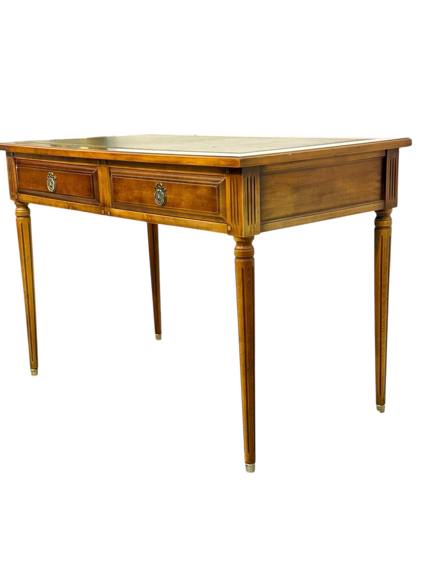 Goffrato Scrivania in stile Luigi XVI con piano in pelle verde, circa anni '50 in vendita