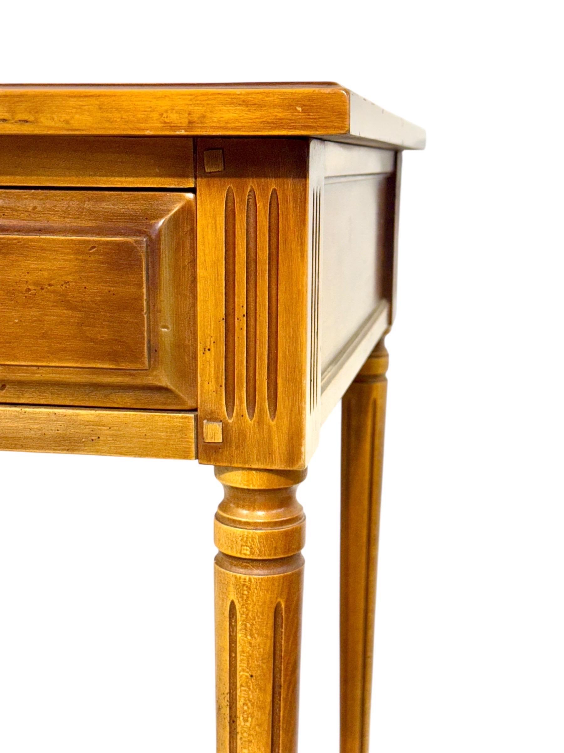 Scrivania in stile Luigi XVI con piano in pelle verde, circa anni '50 In condizioni buone in vendita a LA CIOTAT, FR