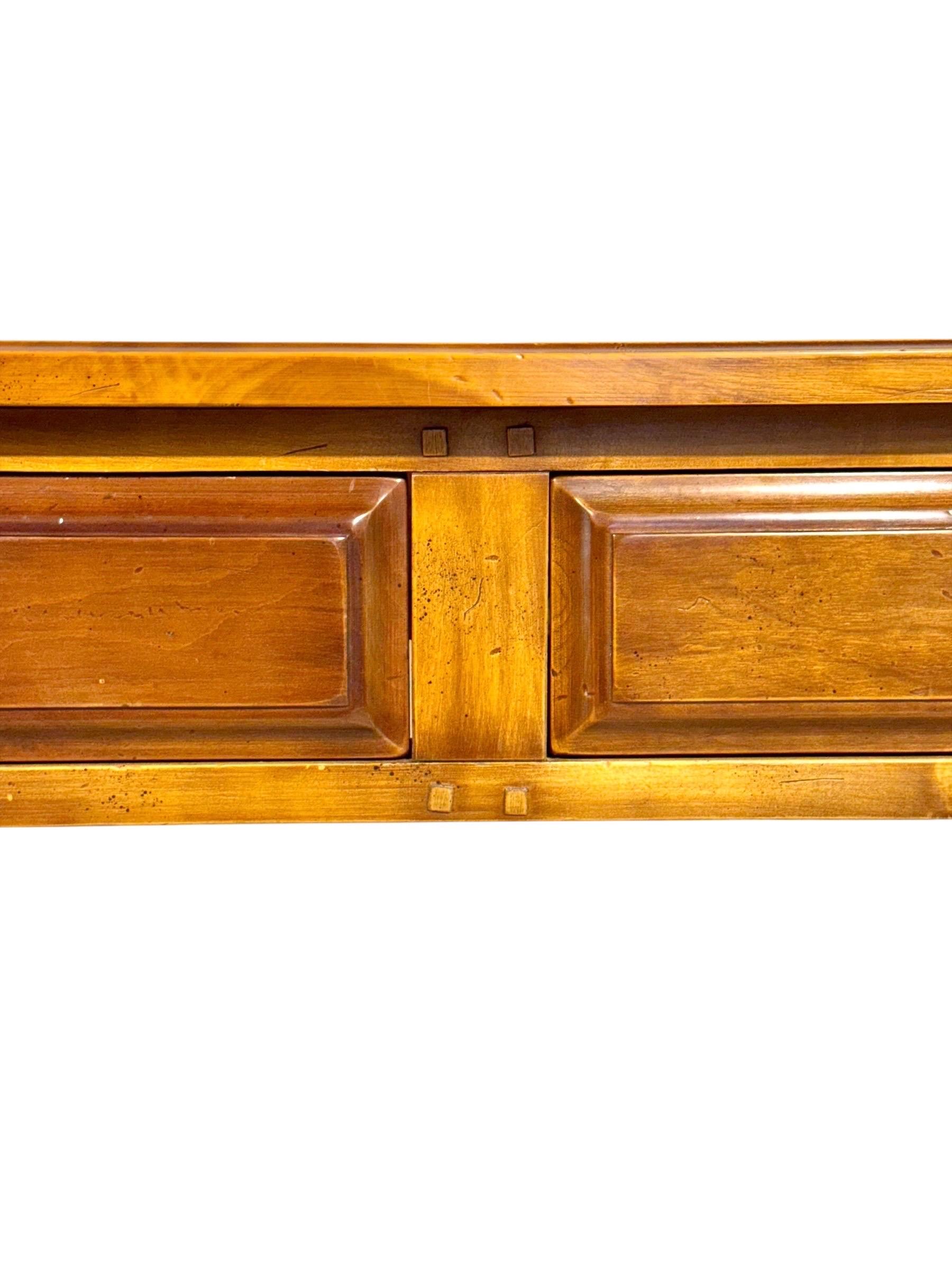 XX secolo Scrivania in stile Luigi XVI con piano in pelle verde, circa anni '50 in vendita