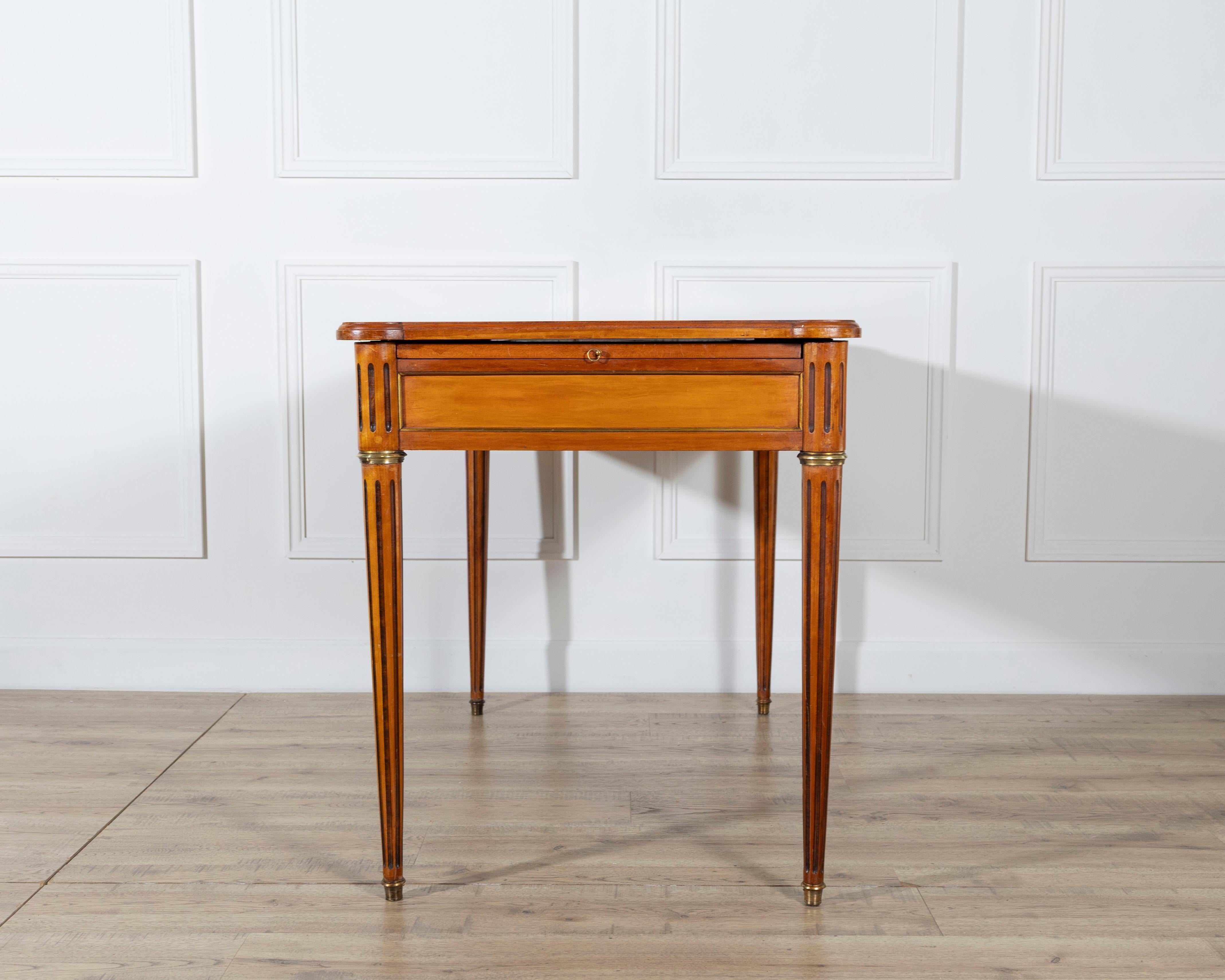 Louis XVI–Style Writing Desk with Leather Top and Pull-Out Extensions in vendita 4