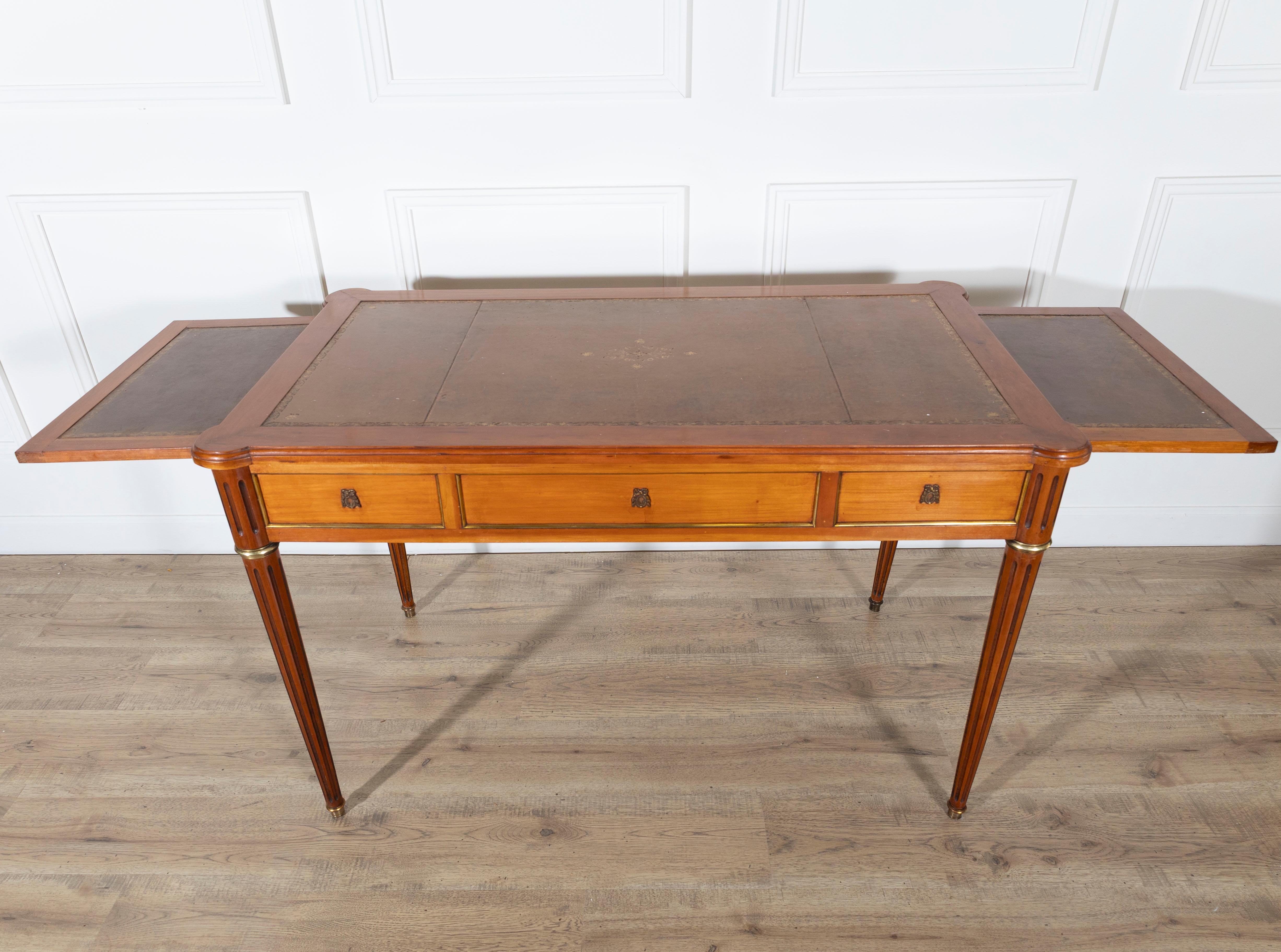 Louis XVI–Style Writing Desk with Leather Top and Pull-Out Extensions in vendita 1