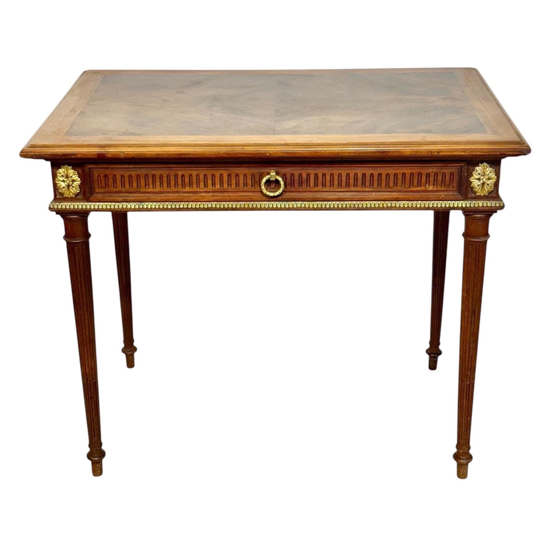 Schreibtisch im Louis-XVI-Stil mit vergoldeten Bronzebeschlägen, 19. Jahrhundert im Angebot