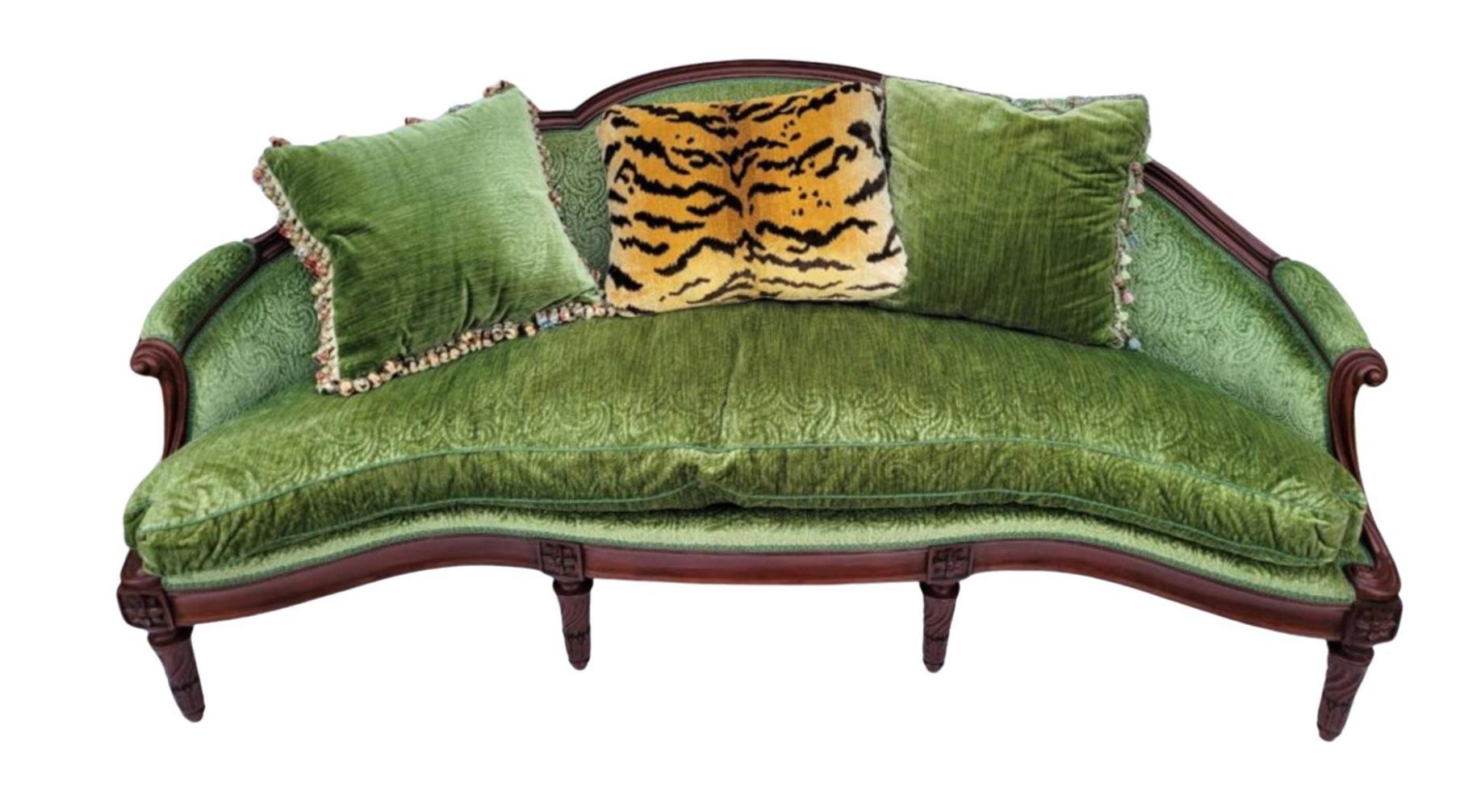 Louis XVI Styly Green Silk Velver Canapé Sofa Settee W Clarence House Tiger Pill (Louis XVI.) im Angebot