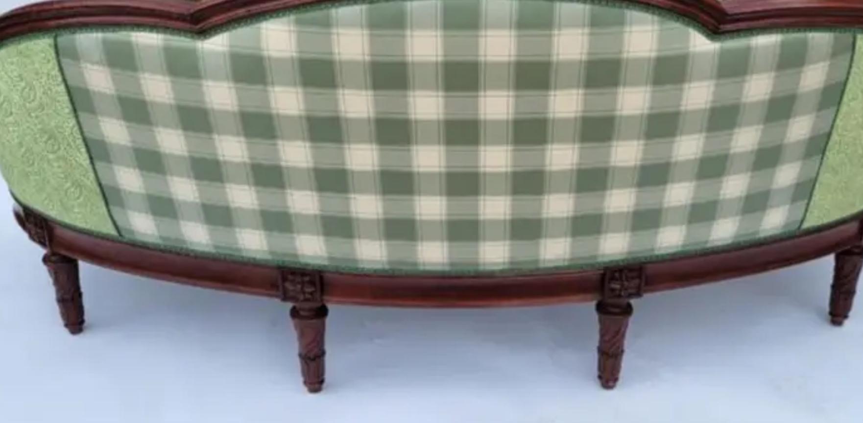 Sofá Settee Canapé de Terciopelo Verde Recortado Estilo Luis XVI en Bueno estado para la venta en LOS ANGELES, CA