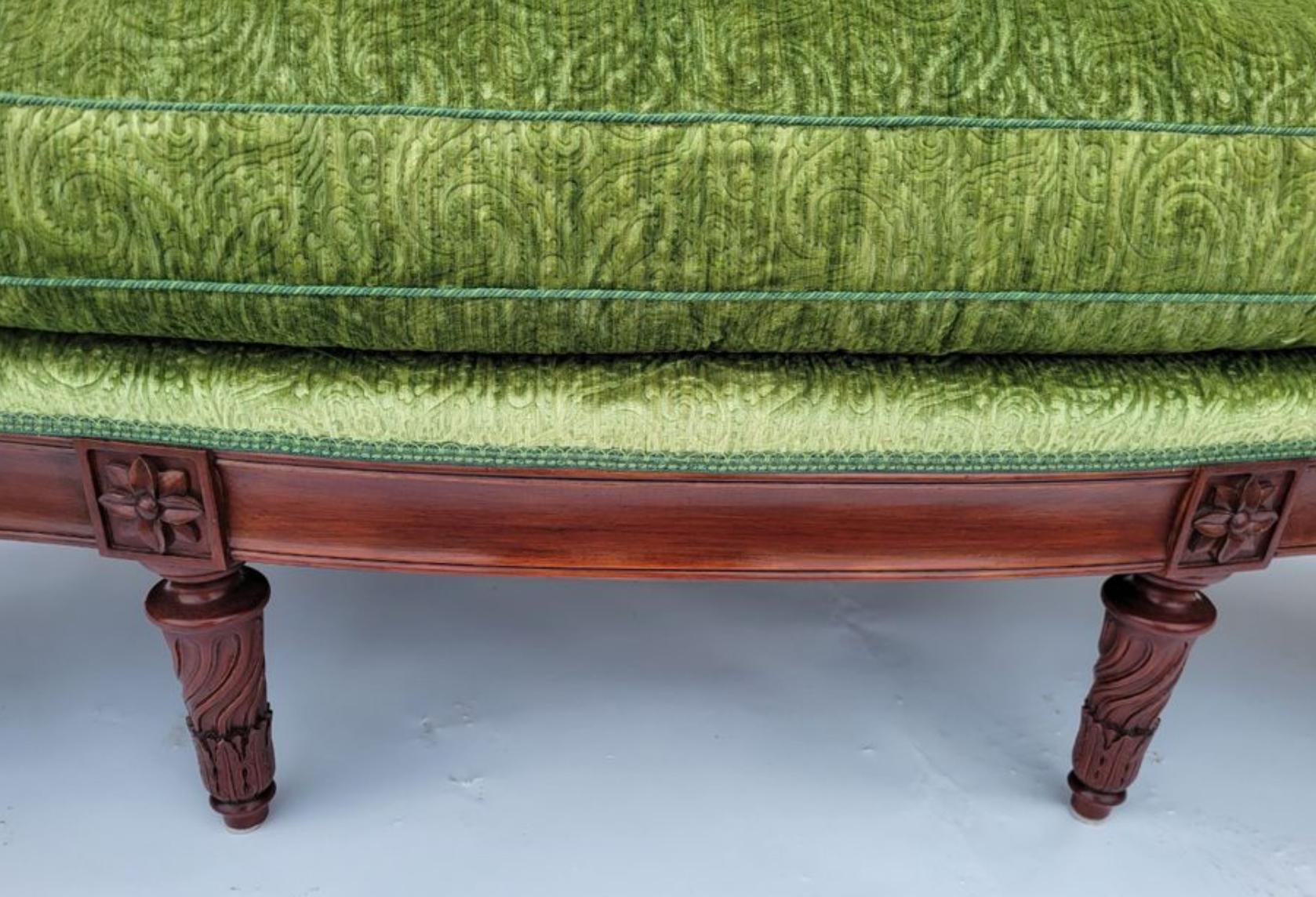 Louis XVI Styly Green Silk Velver Canapé Sofa Settee W Clarence House Tiger Pill (Ende des 20. Jahrhunderts) im Angebot