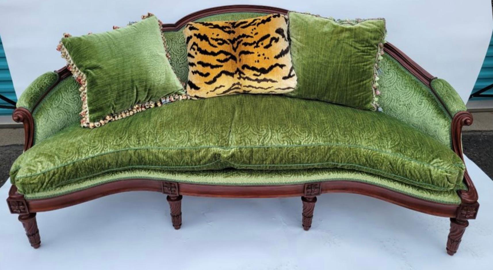 Louis XVI Styly Green Silk Velver Canapé Sofa Settee W Clarence House Tiger Pill (Samt) im Angebot