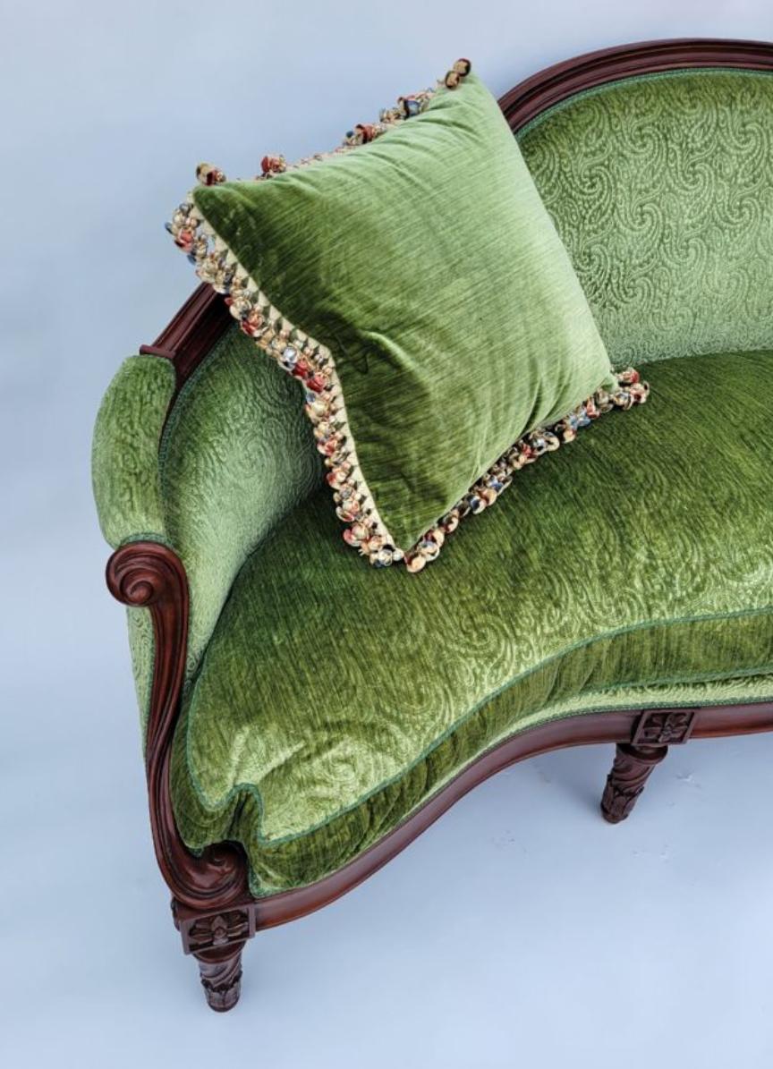 Louis XVI Styly Green Silk Velver Canapé Sofa Settee W Clarence House Tiger Pill im Angebot 1