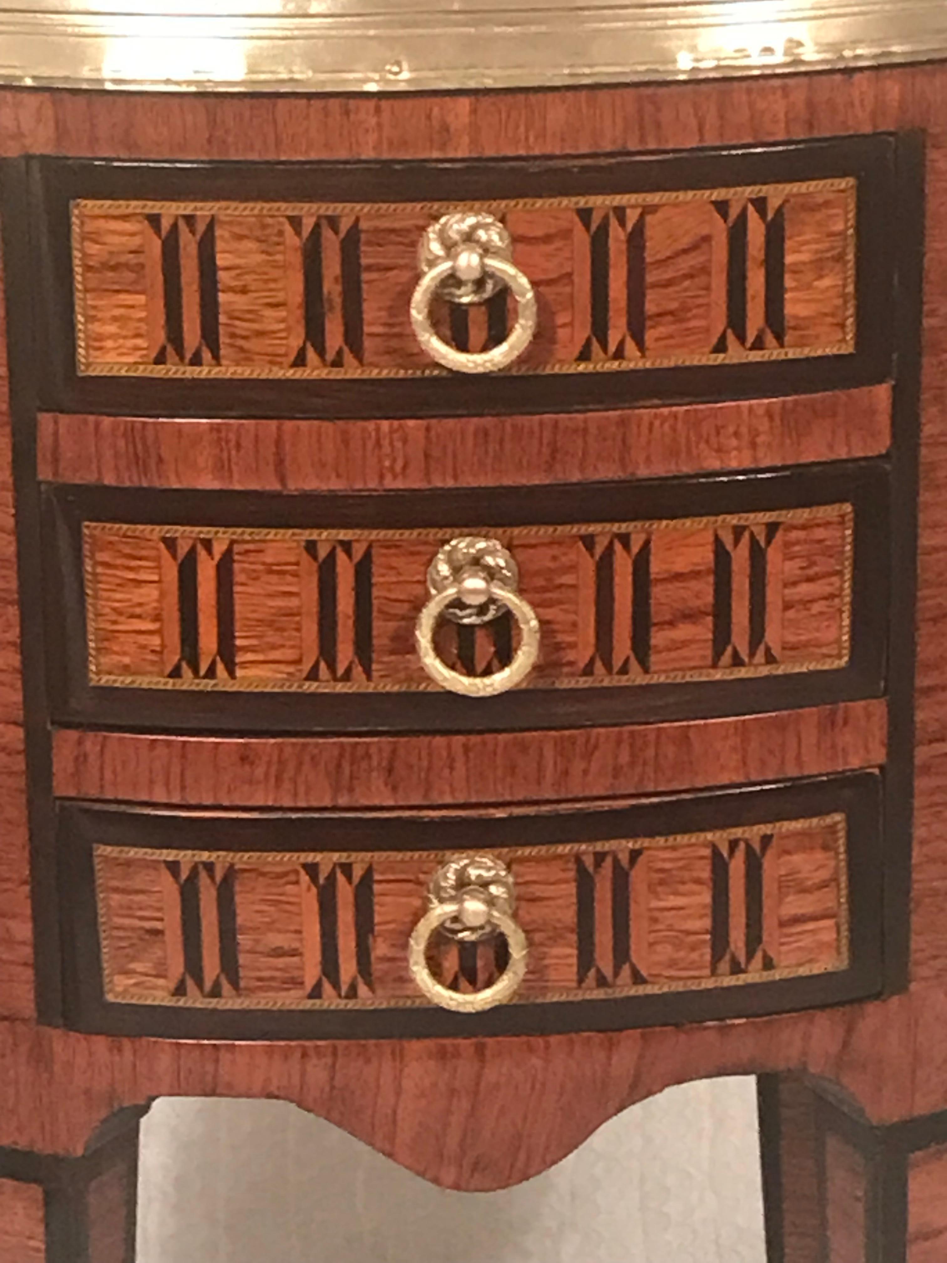 Louis XVI-Tambour-Beistelltisch, 1800 (Marketerie) im Angebot