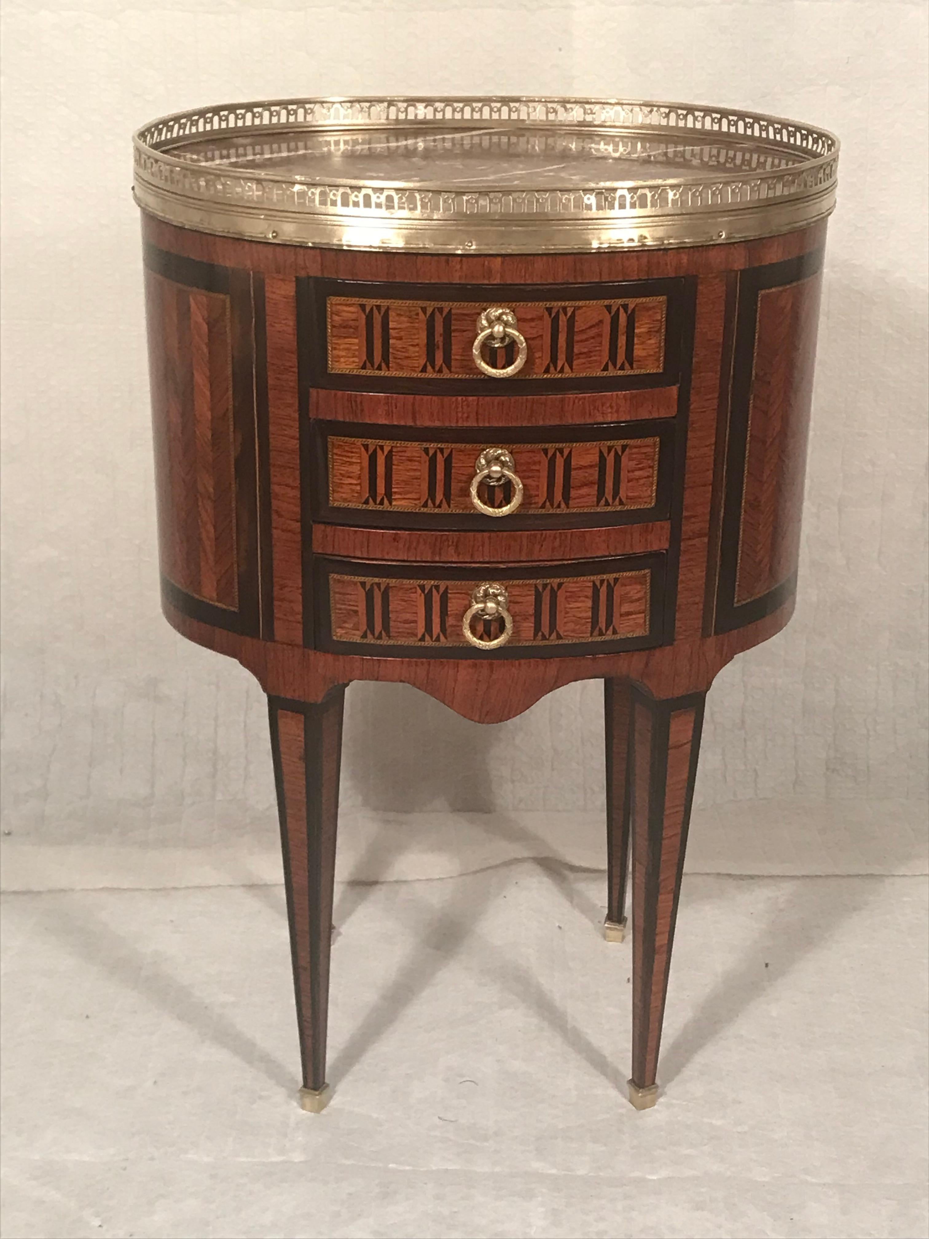 Louis XVI-Tambour-Beistelltisch, 1800 im Zustand „Gut“ im Angebot in Belmont, MA