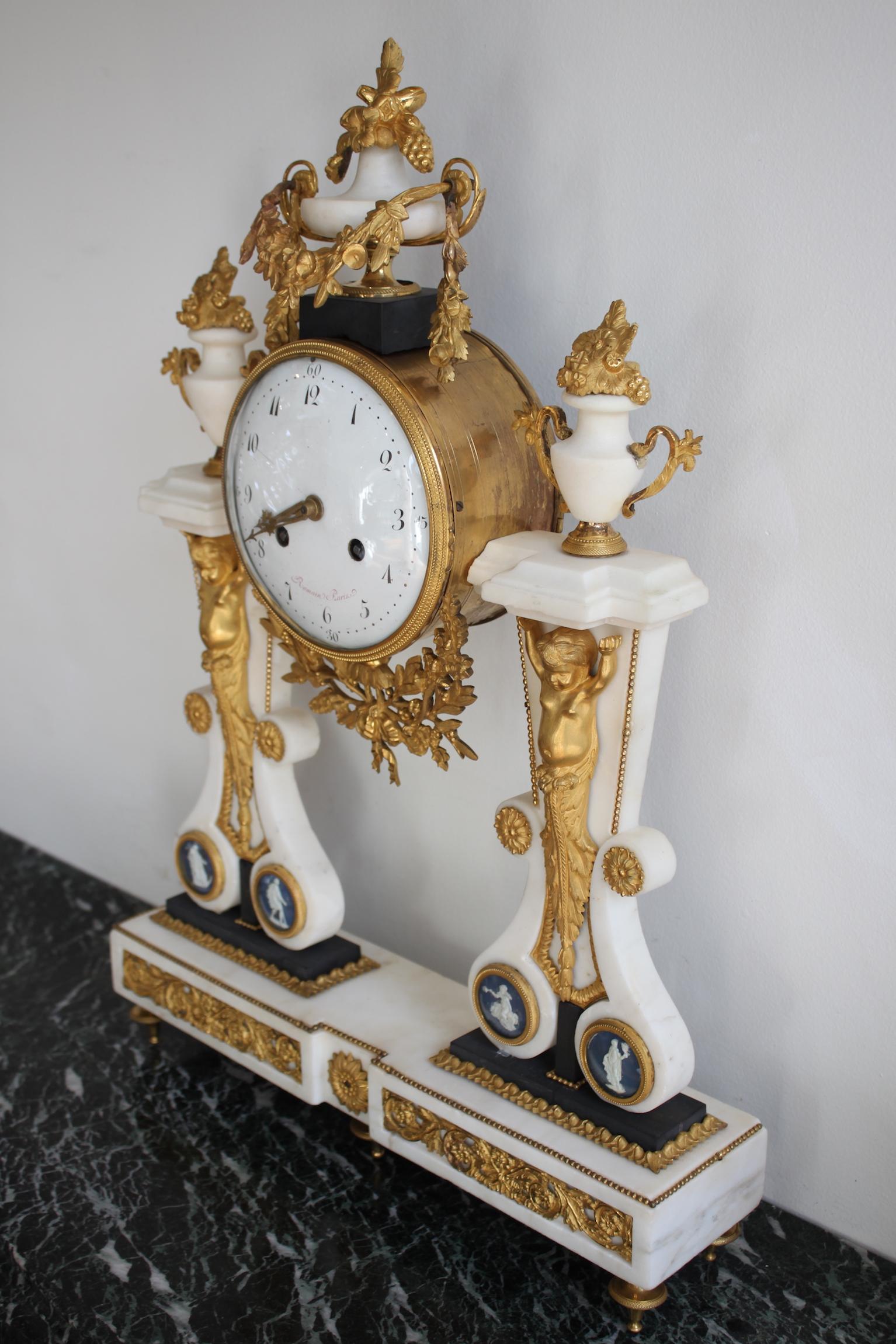 A Louis XVI marble, bronze and Wedgewood porcelain clock. In a perfect state.
Dimensions: Width 42cm, height 61cm, depth 10cm.