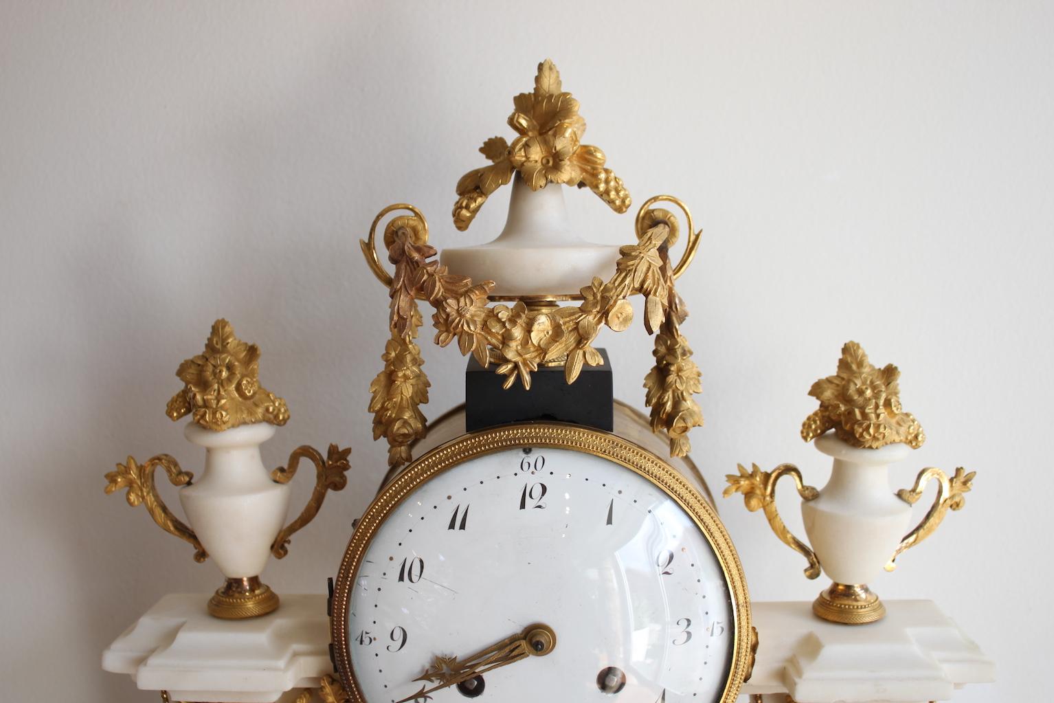 Louis XVI Time Marble and Wedgewood Porcelain Clock In Good Condition For Sale In Marseille, FR