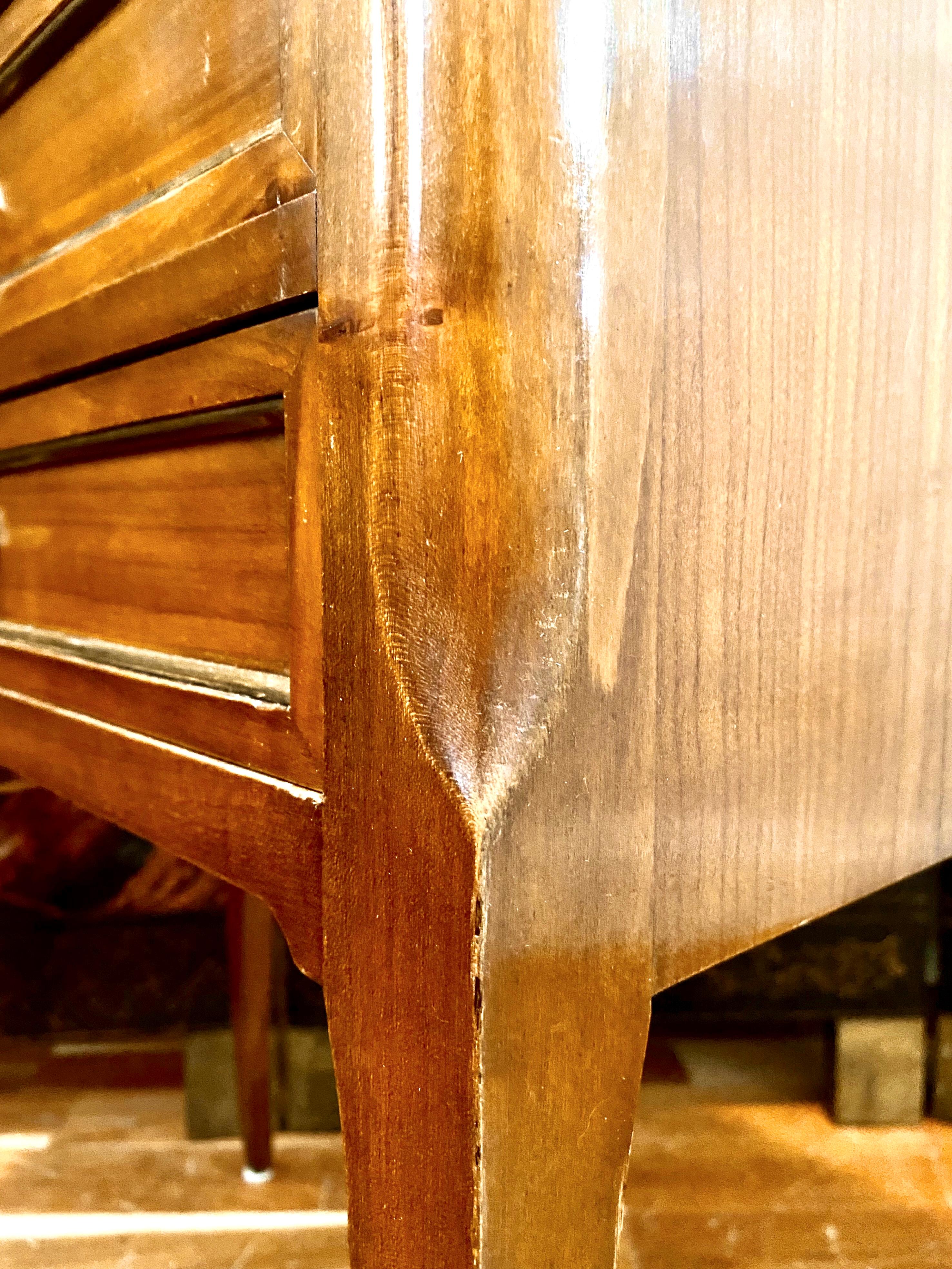 Meuble de rangement ou table de nuit de style transition Louis XVI avec plateau en marbre, table de salon en vente 8