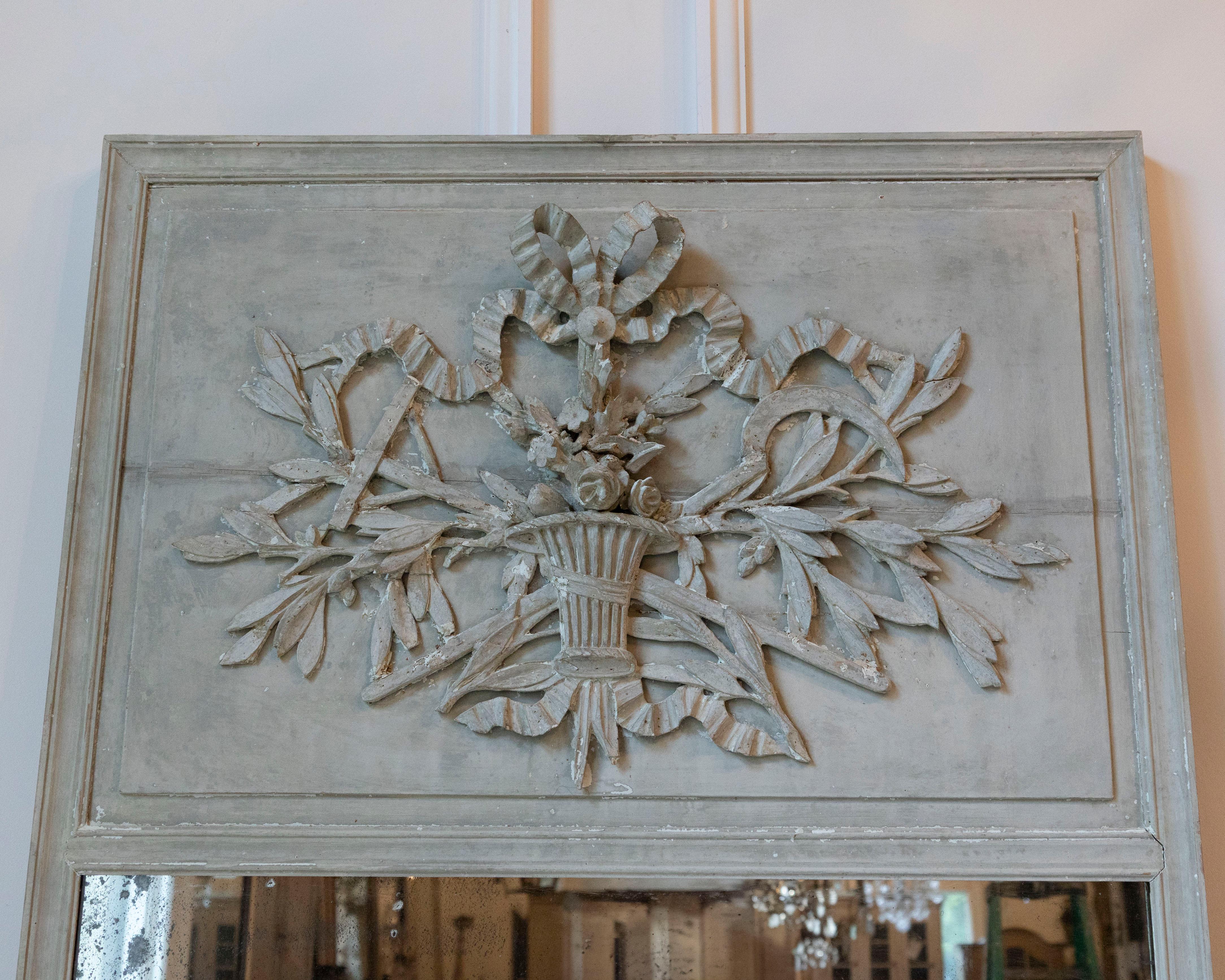 Specchio Trumeau Luigi XVI in vernice originale con vetro di mercurio In condizioni buone in vendita a Atlanta, GA