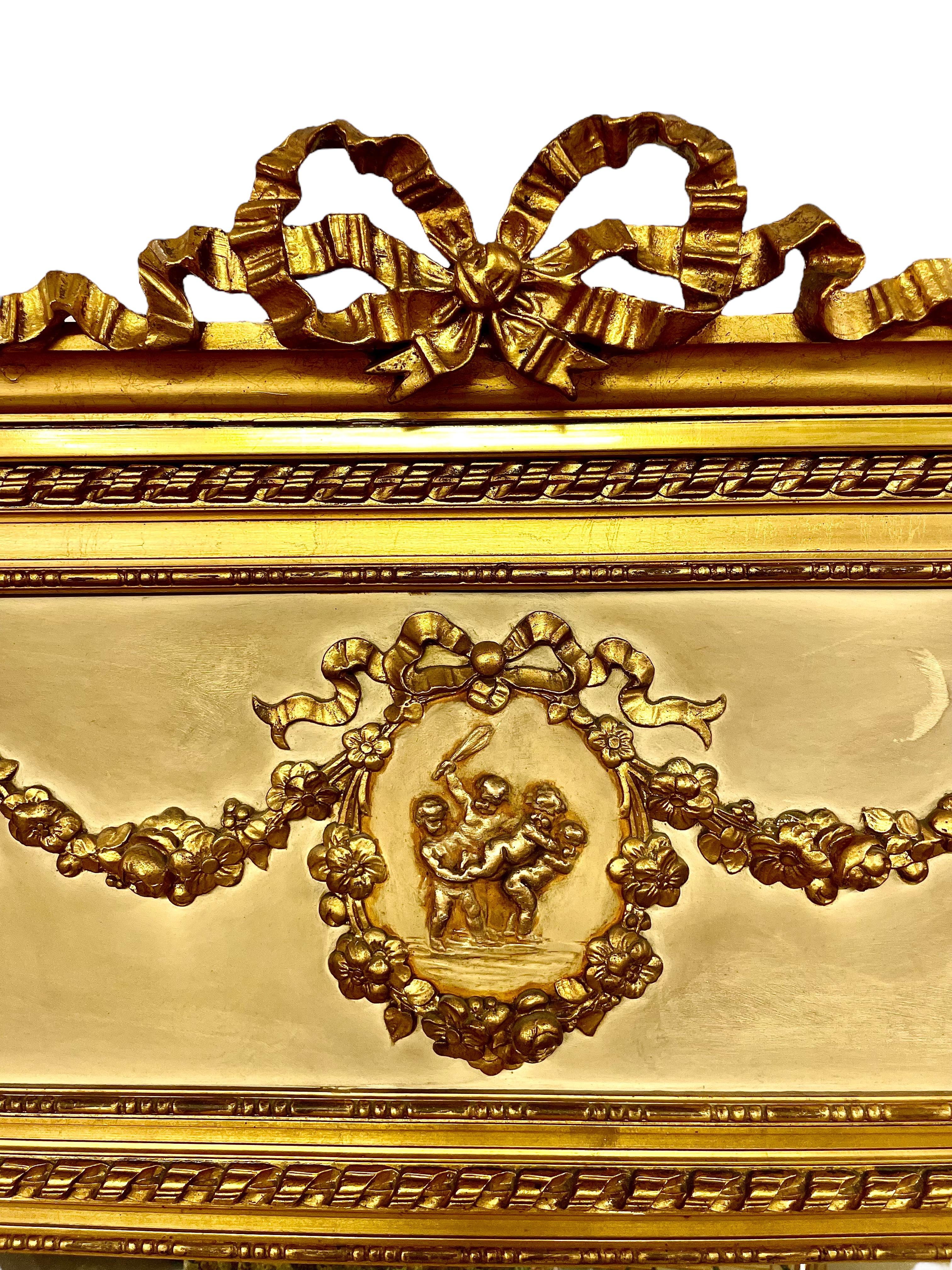  19. Jahrhundert Louis XVI Trumeau Vergoldeter Spiegel mit schelmischen Putten Design (Französisch) im Angebot