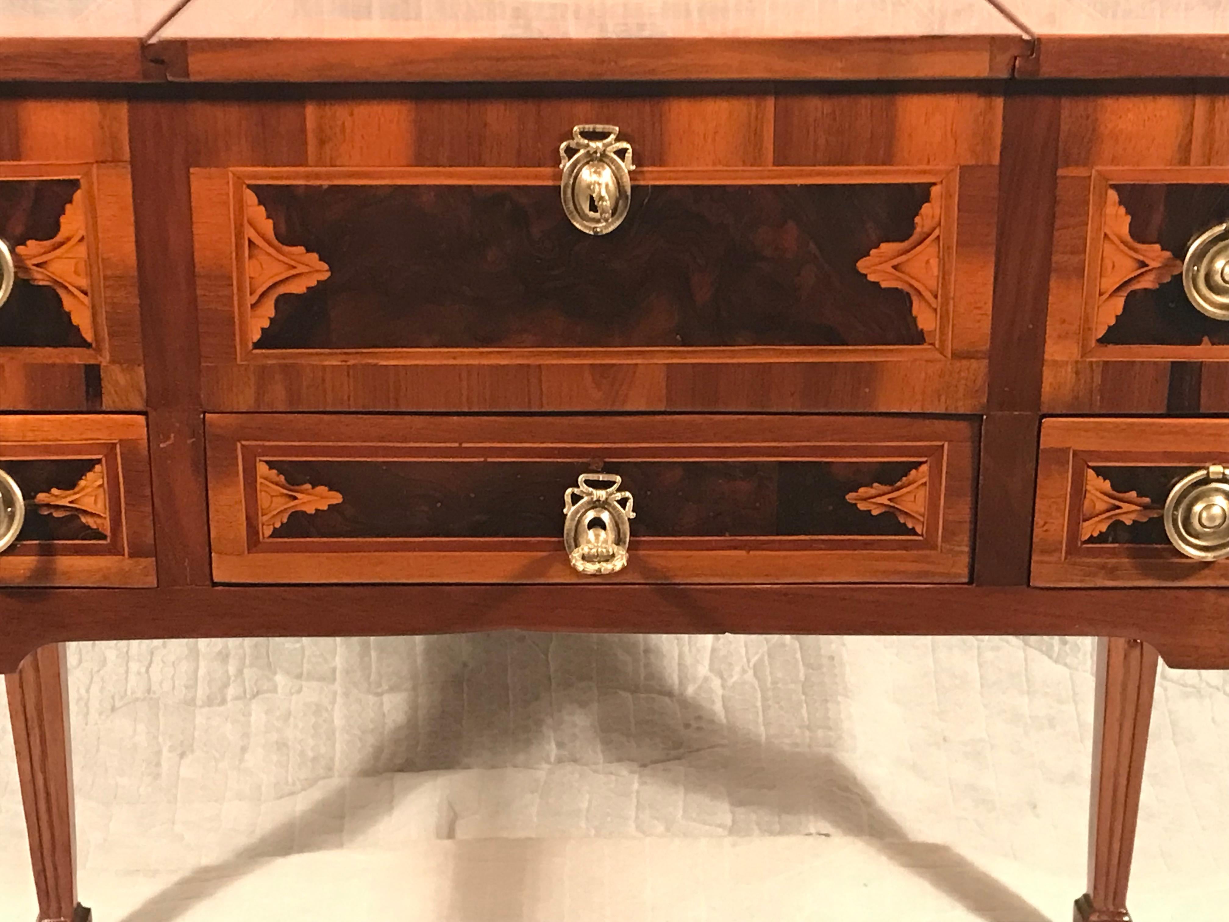 Noyer Louis XVI Vanity or Poudreuse, Germany 1780 en vente