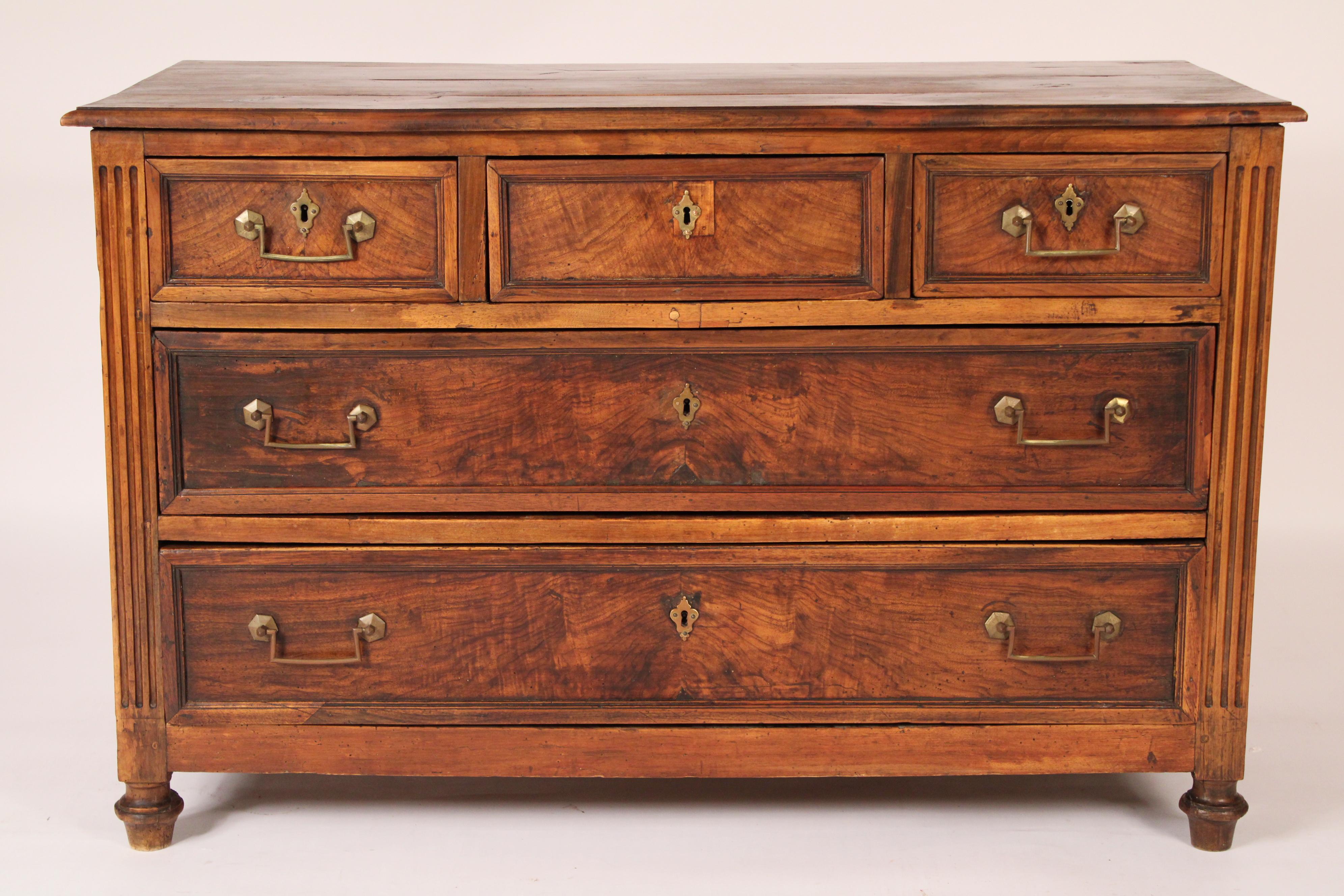 Cassettiera continentale Luigi XVI in noce e olmo, fine del XVIII secolo. Con un piano rettangolare a 4 tavole in olmo con bordi anteriori e laterali modanati, 3 cassetti superiori e due cassetti inferiori a tutta lunghezza, tutti con ferramenta in