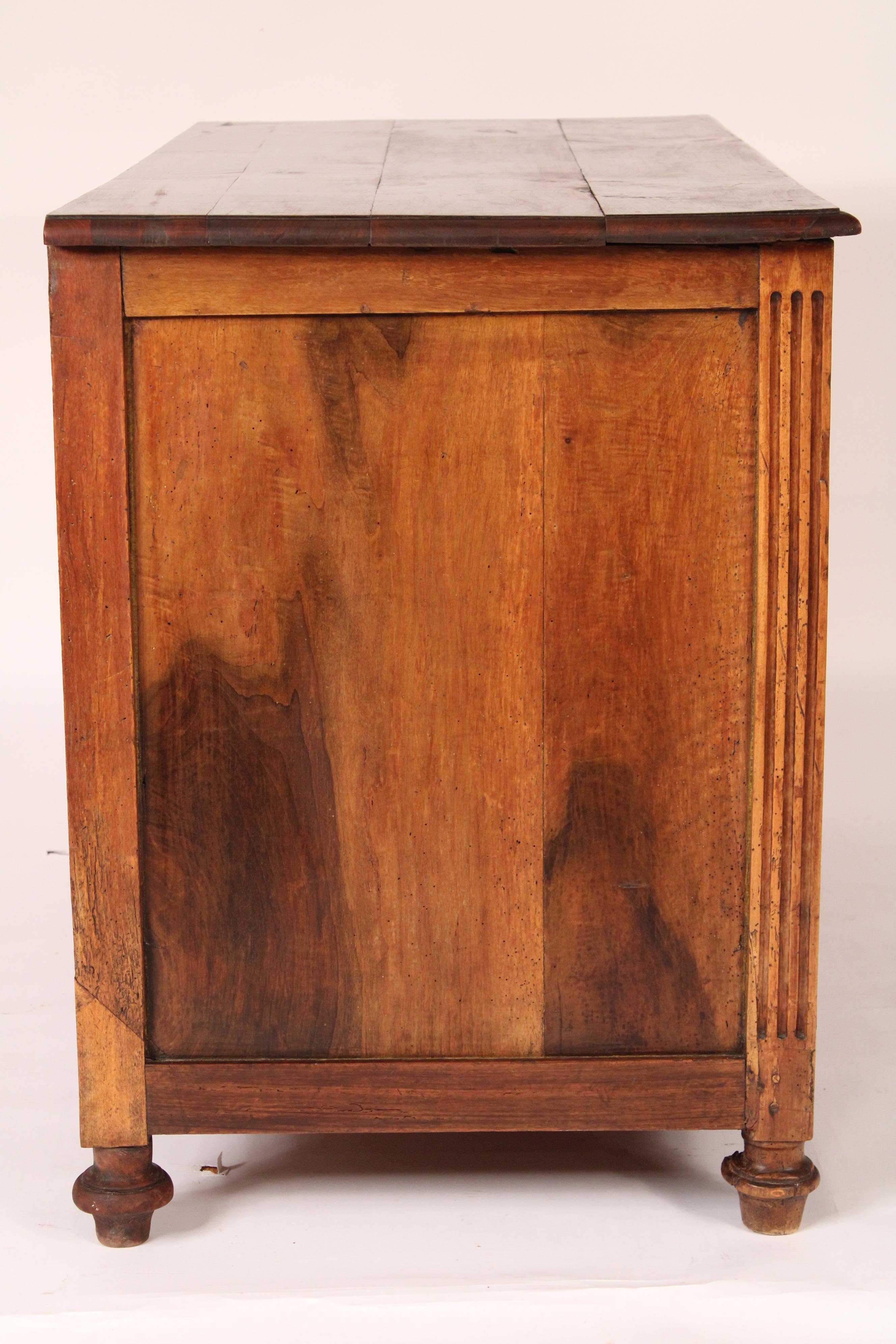 Cassettiera in noce e olmo Luigi XVI In condizioni buone a Laguna Beach, CA