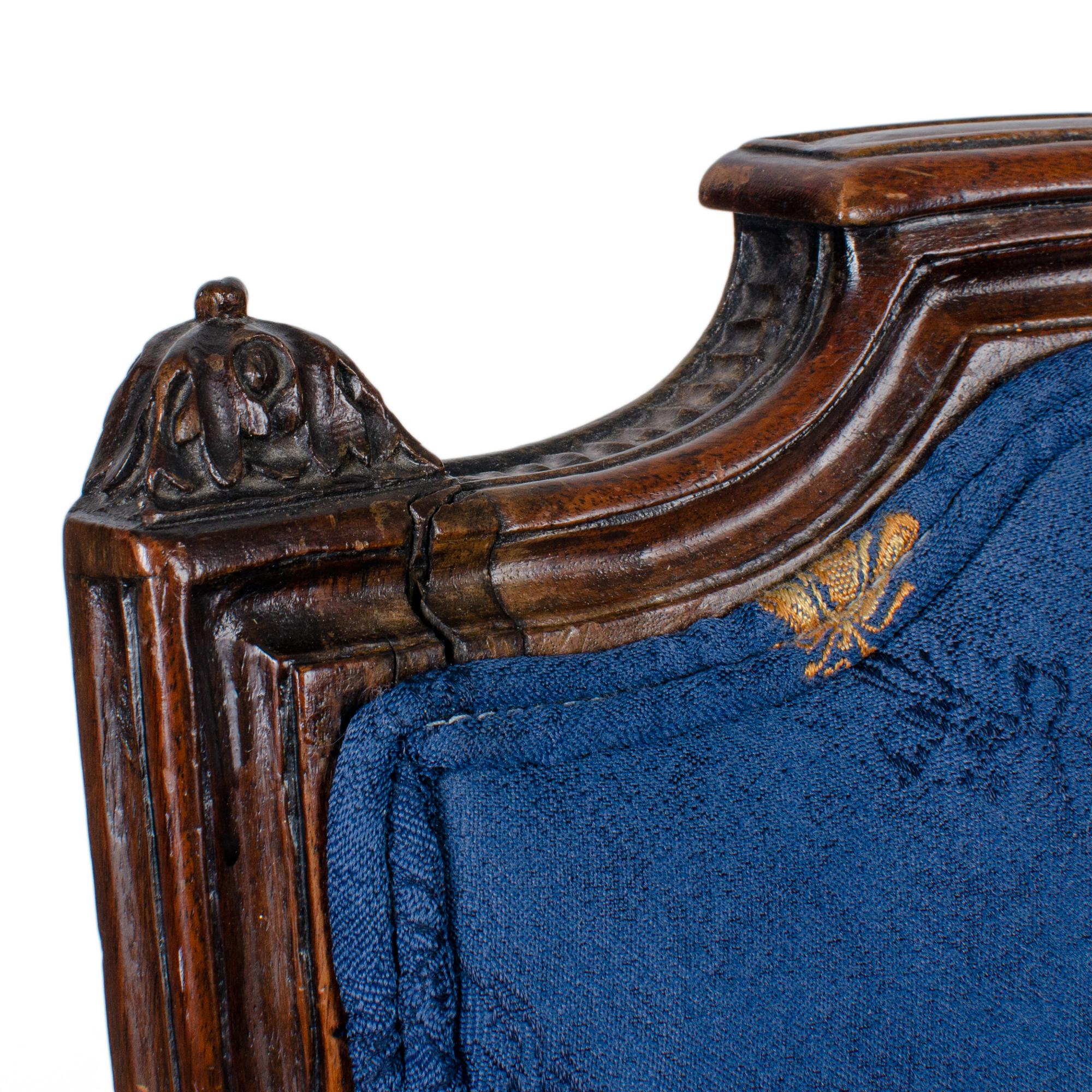 Sillón Luis XVI de nogal, Siglo XVIII en venta 4